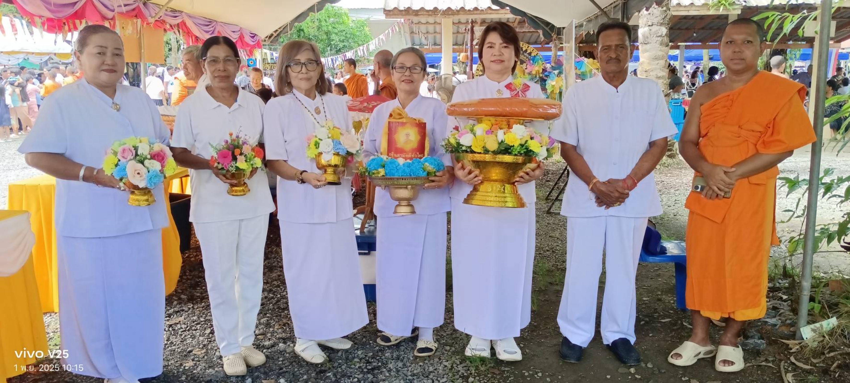 ภาพหมู่ถือพานถวายปัจจัยวัดย่าบลพัฒนา