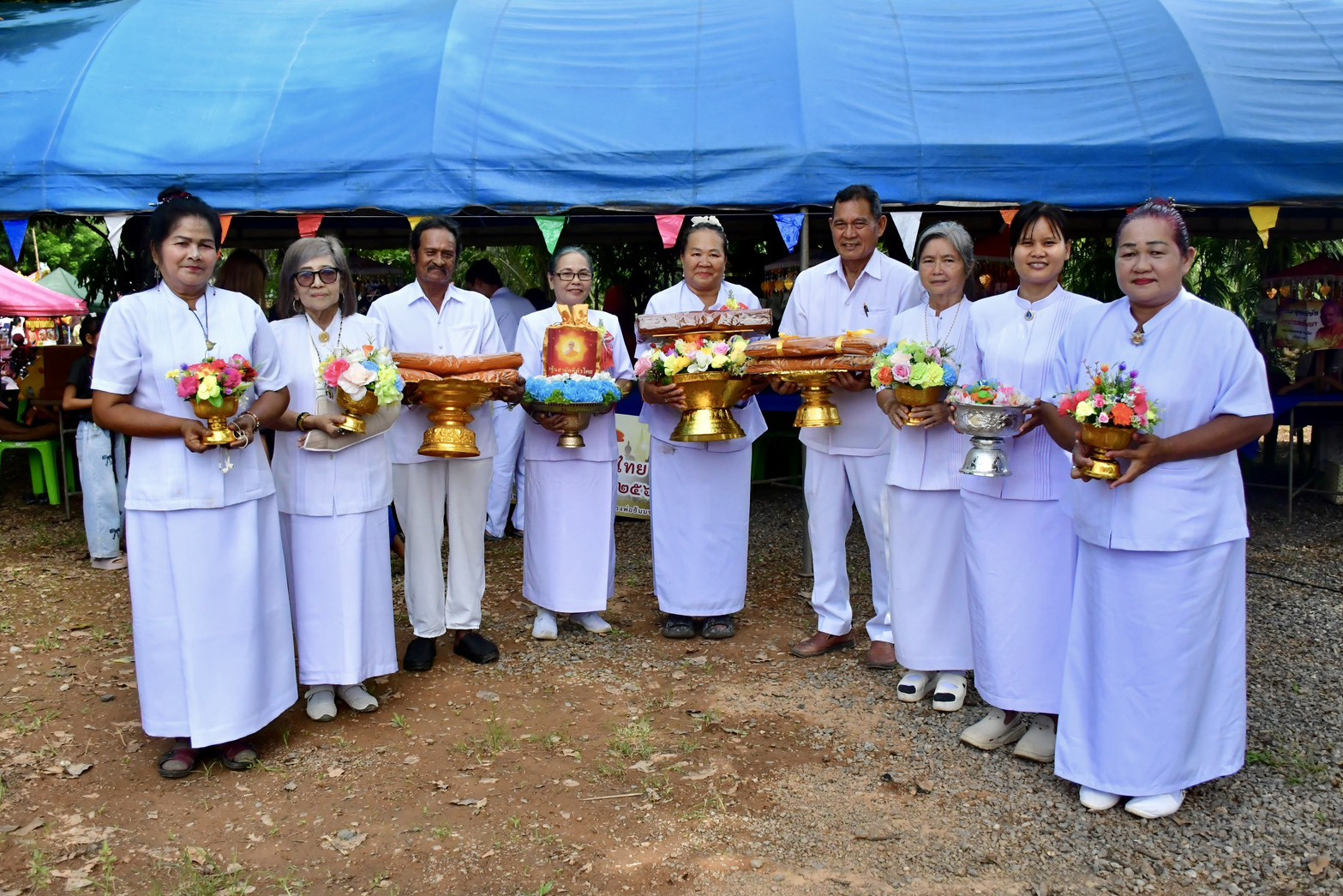 ภาพหมู่ถือพานถวายปัจจัยสำนักสงฆ์ป่าแก่บ่อหิน