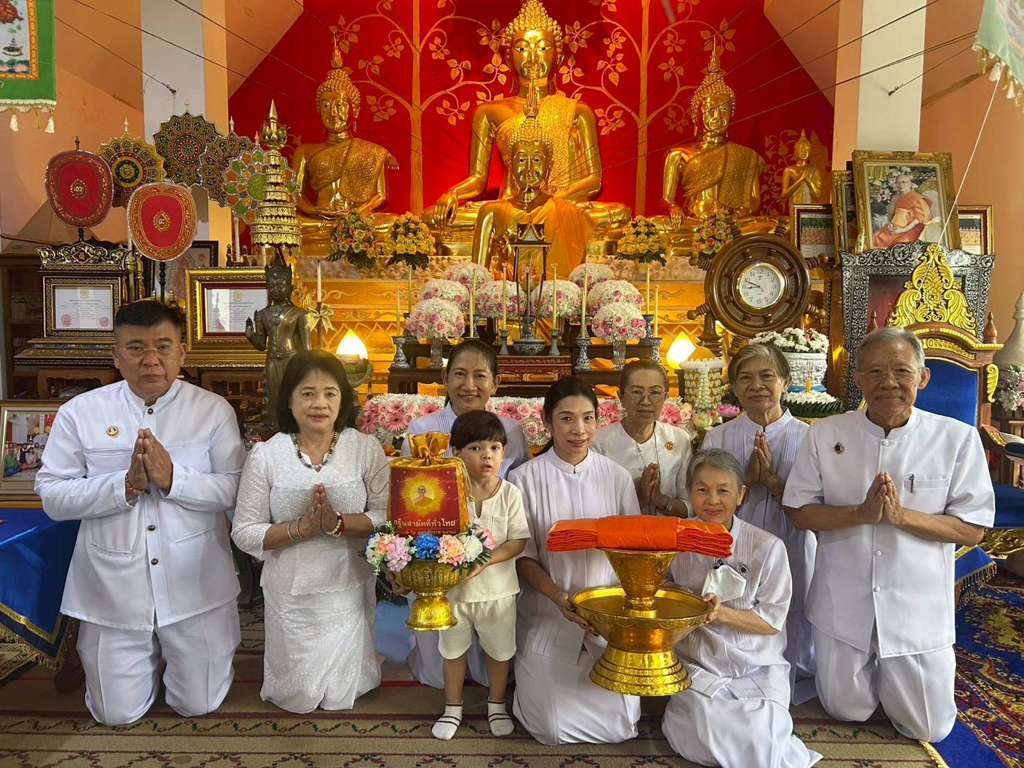 ภาพหมู่ถือพานถวายปัจจัยวัดต้นผึ้ง