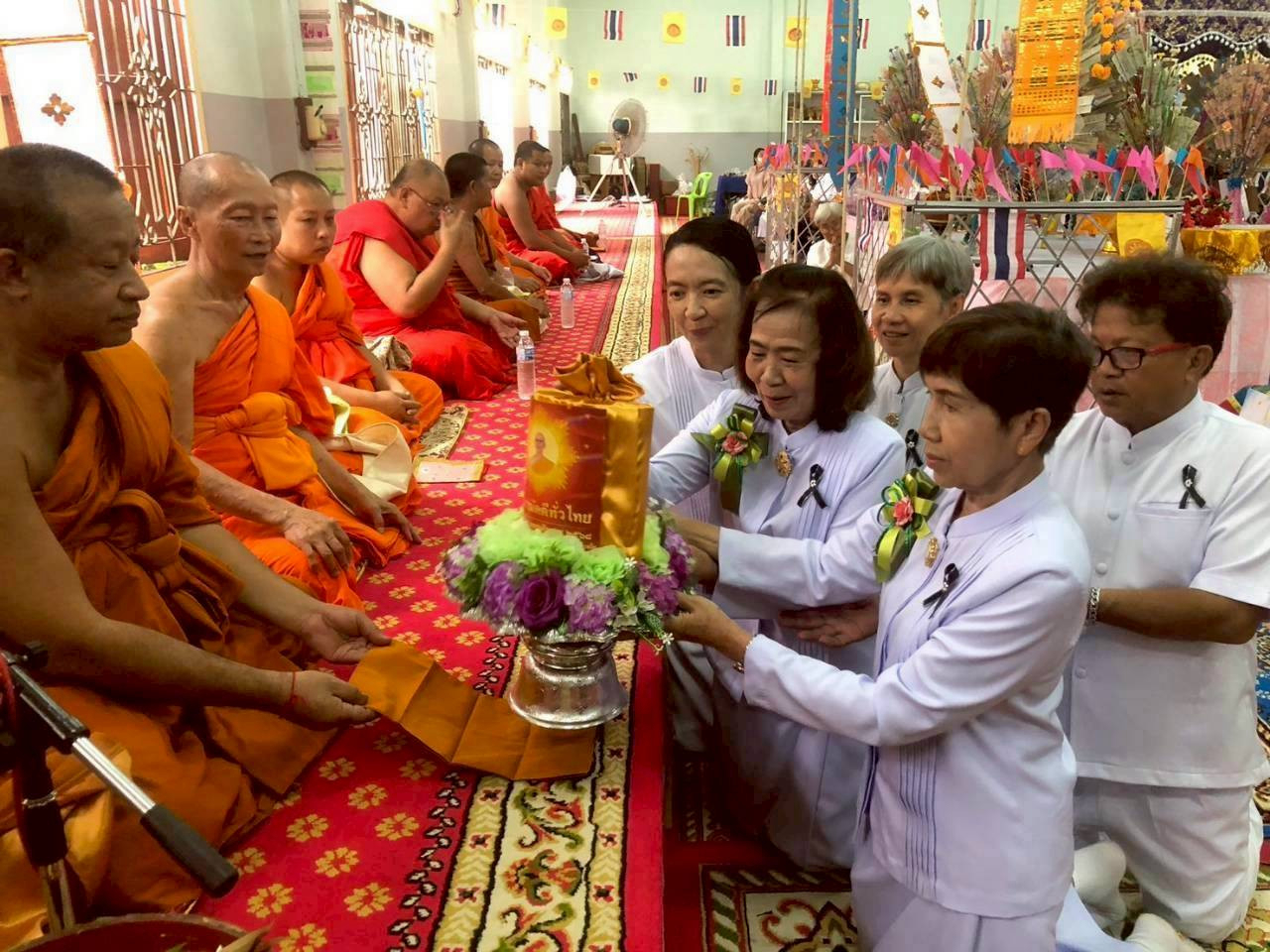 ภาพการถวายปัจจัยวัดพระบาท