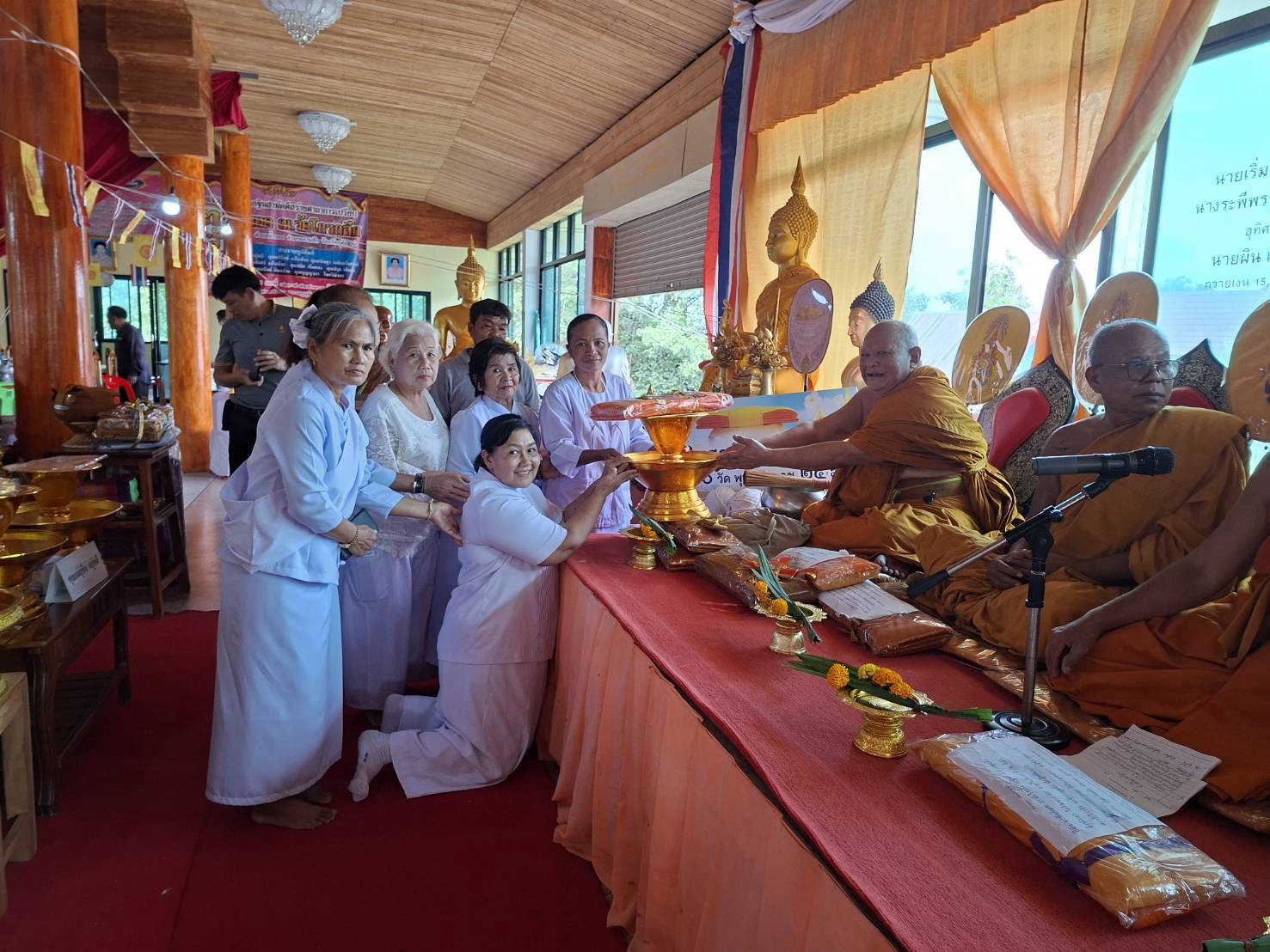 ภาพร่วมพิธีกรรมวัดโกรกลึก