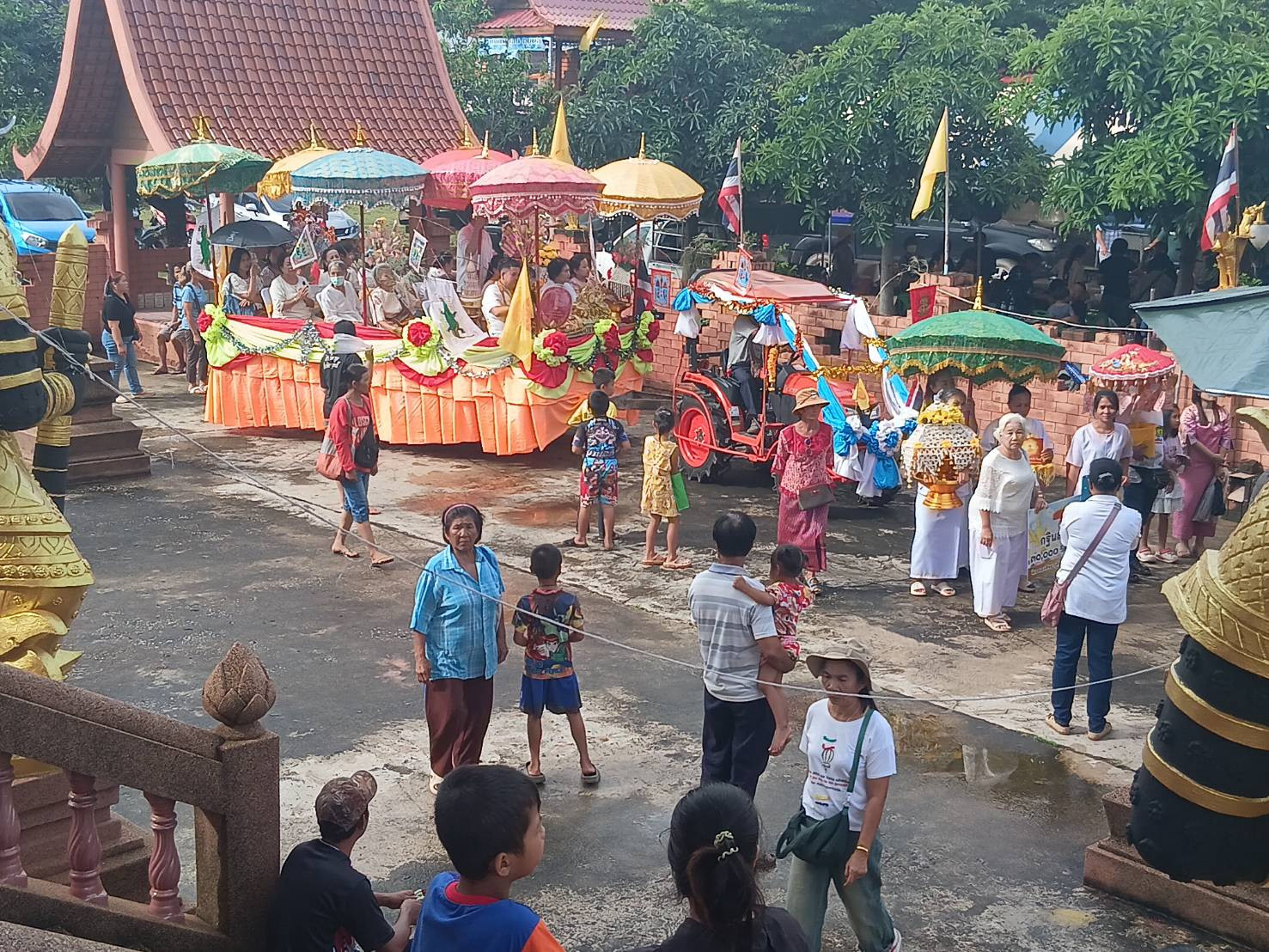 ภาพร่วมพิธีกรรมวัดโกรกลึก