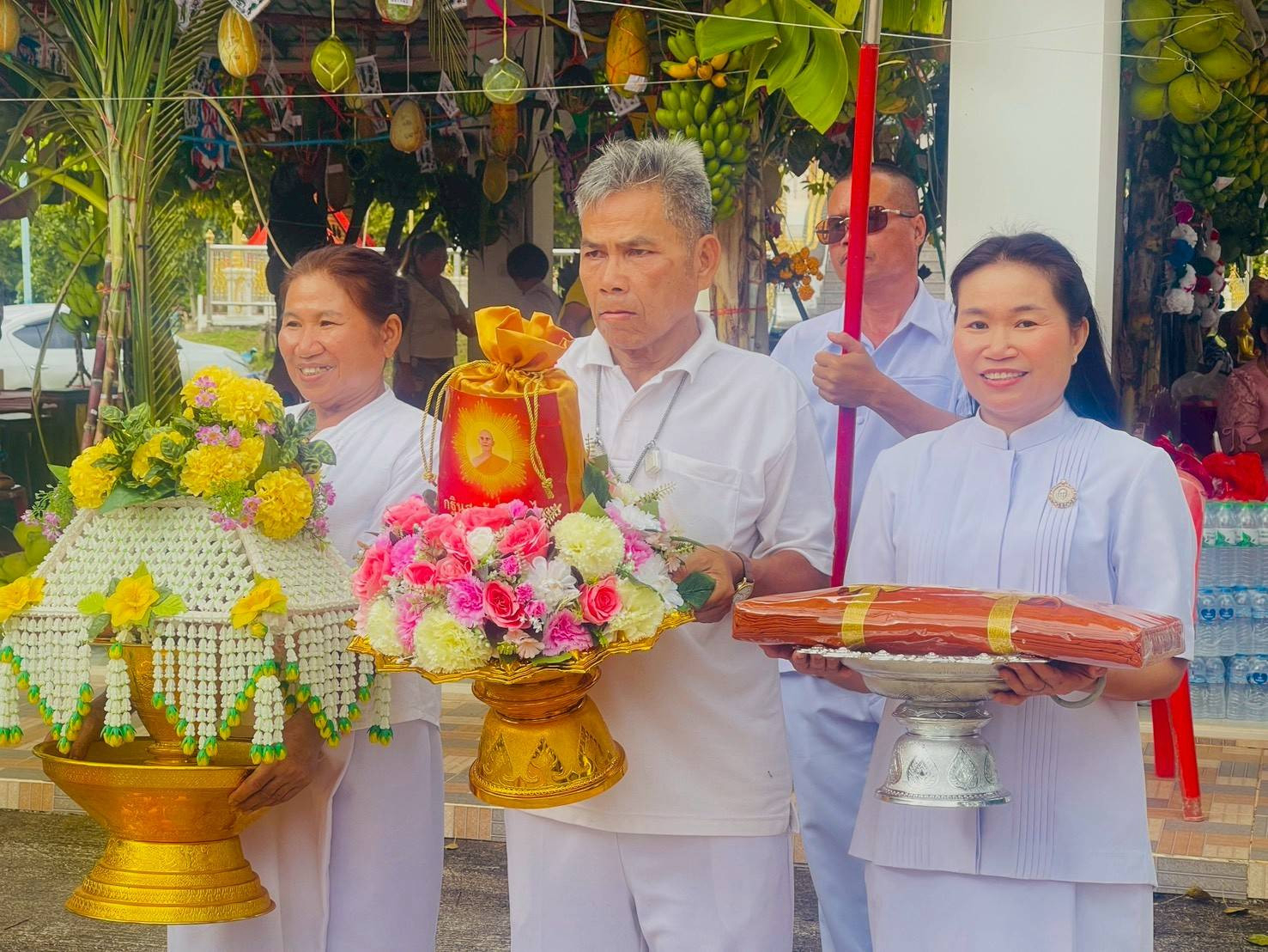 ภาพร่วมขบวนกฐินวัดทุ่งรวงทอง