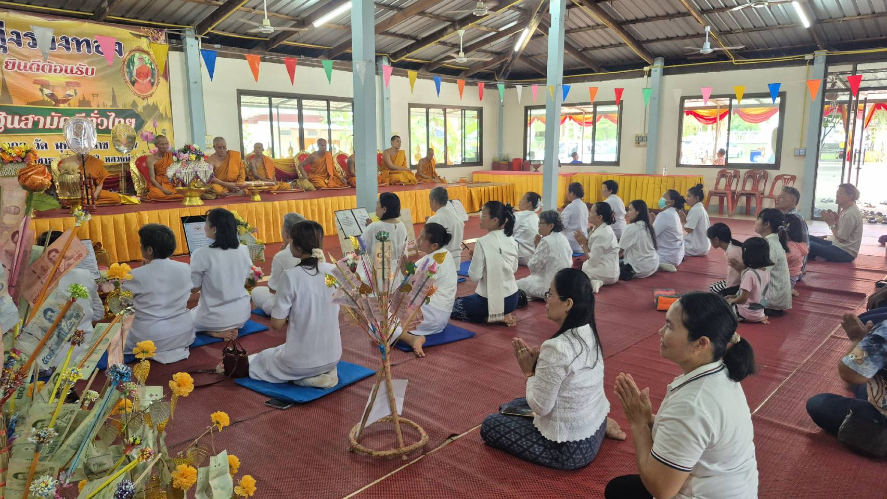 ภาพร่วมพิธีกรรมวัดทุ่งรวงทอง