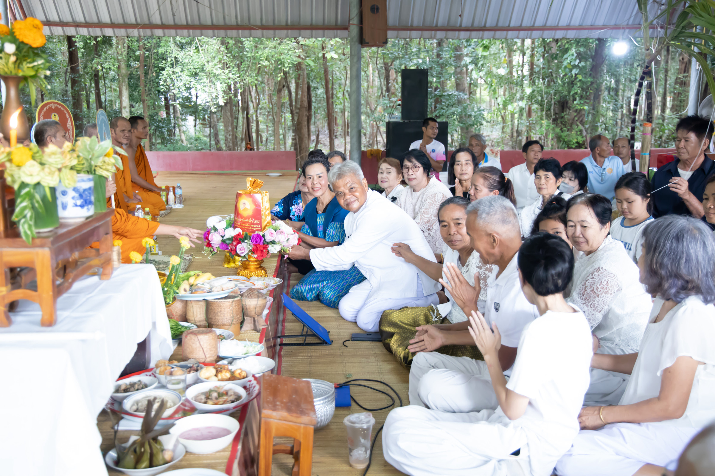 ภาพการถวายปัจจัยวัดป่าคำไฮน้อย