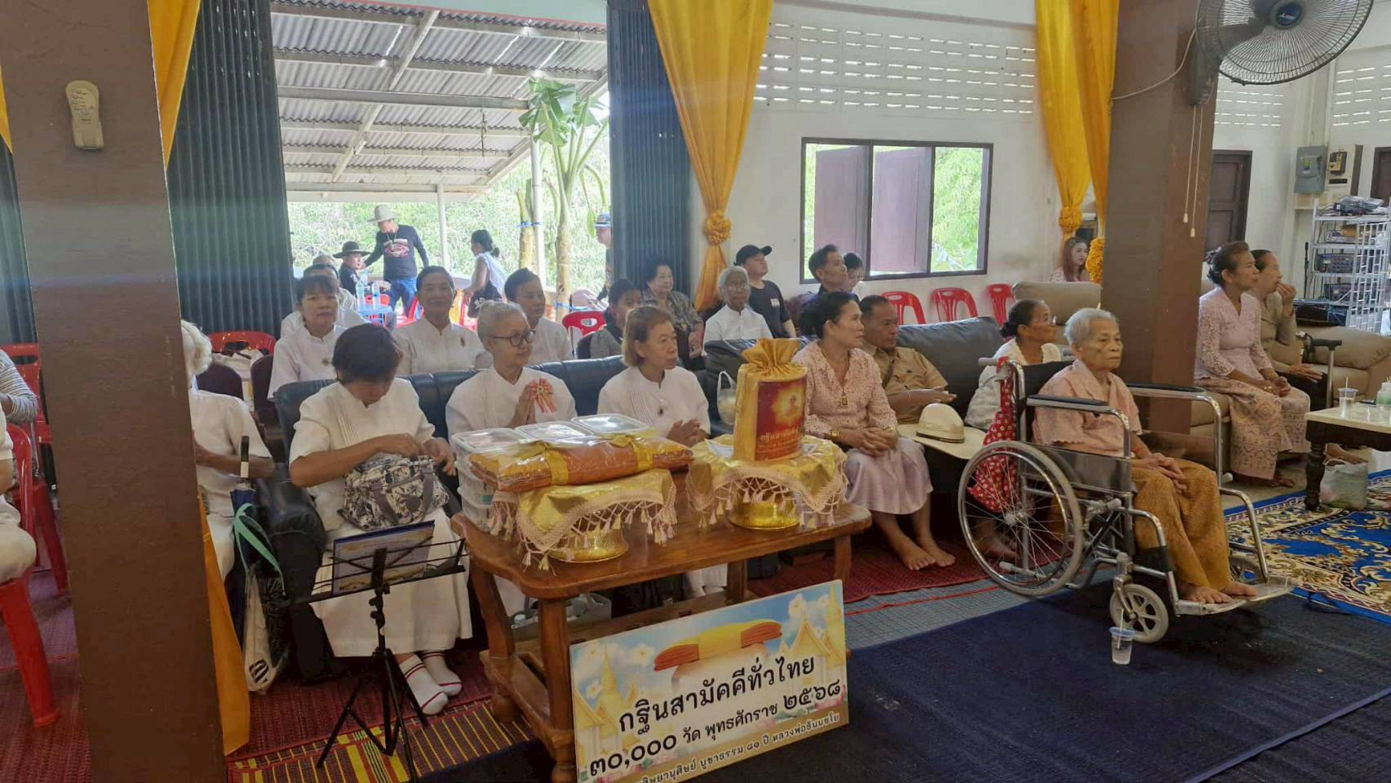 ภาพร่วมพิธีกรรมวัดช่องลาภ