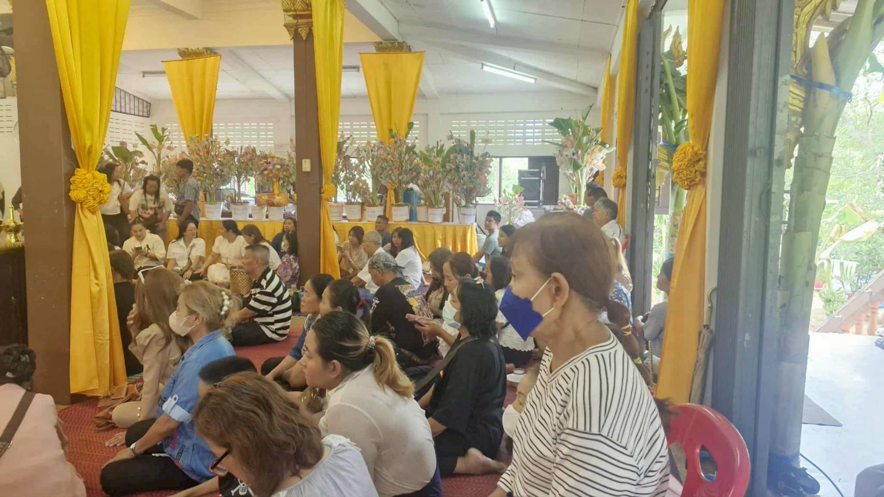 ภาพร่วมพิธีกรรมวัดช่องลาภ