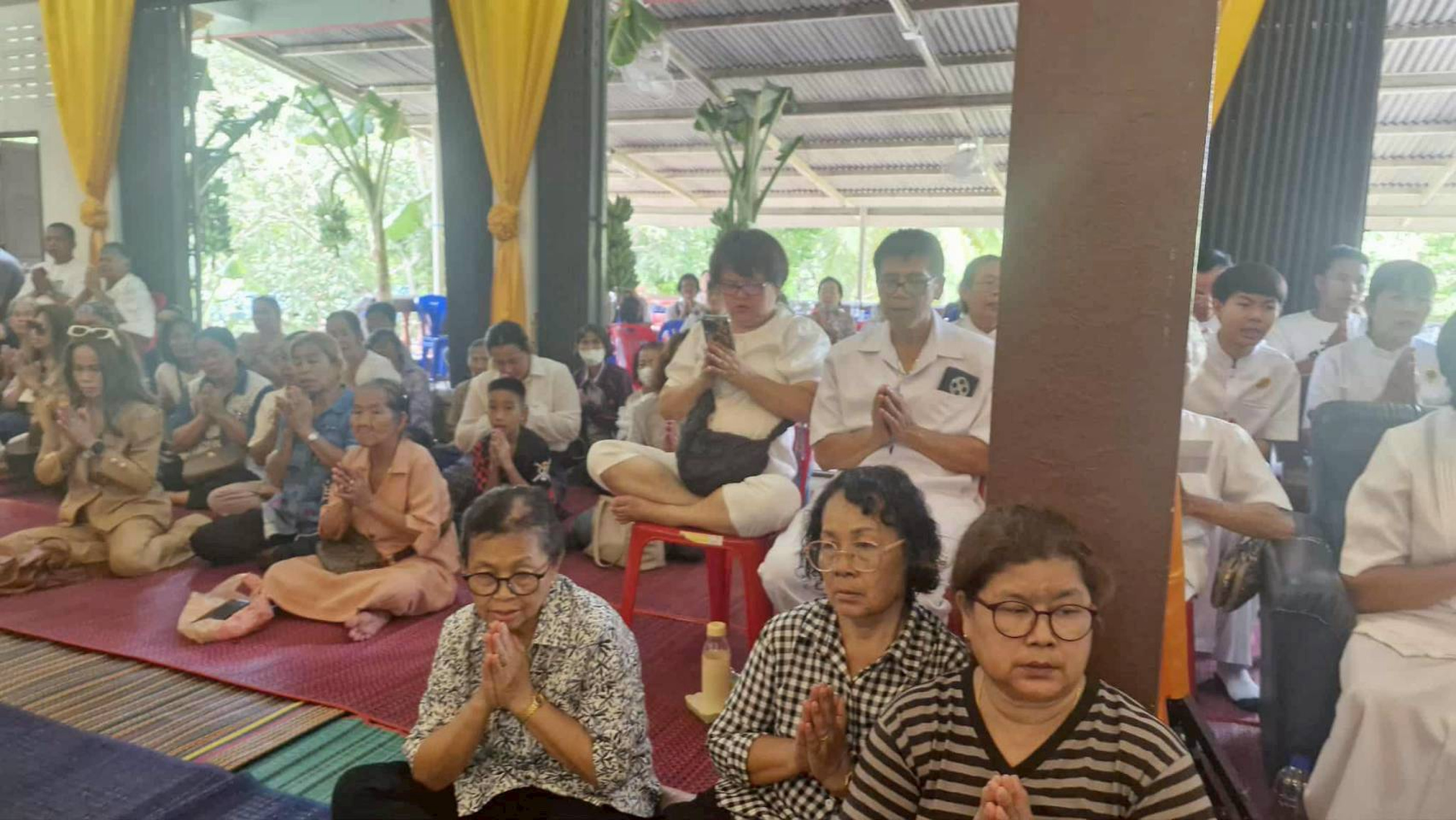 ภาพร่วมพิธีกรรมวัดช่องลาภ