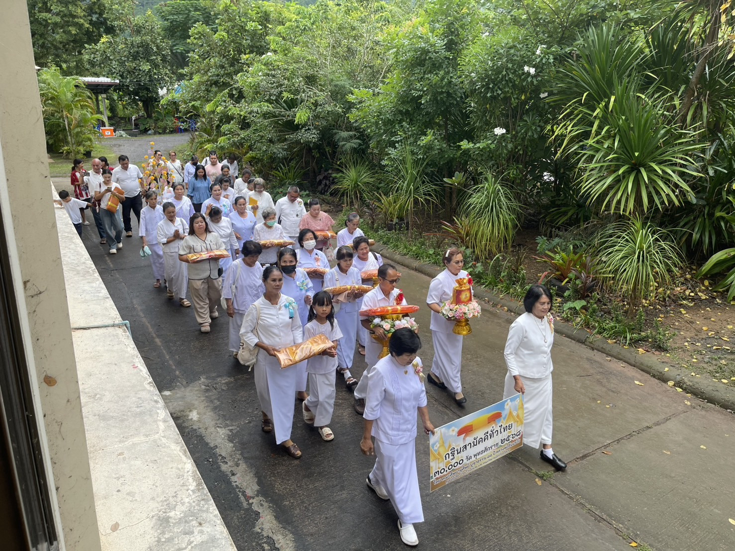 ภาพร่วมพิธีกรรมวัดผานกเค้า