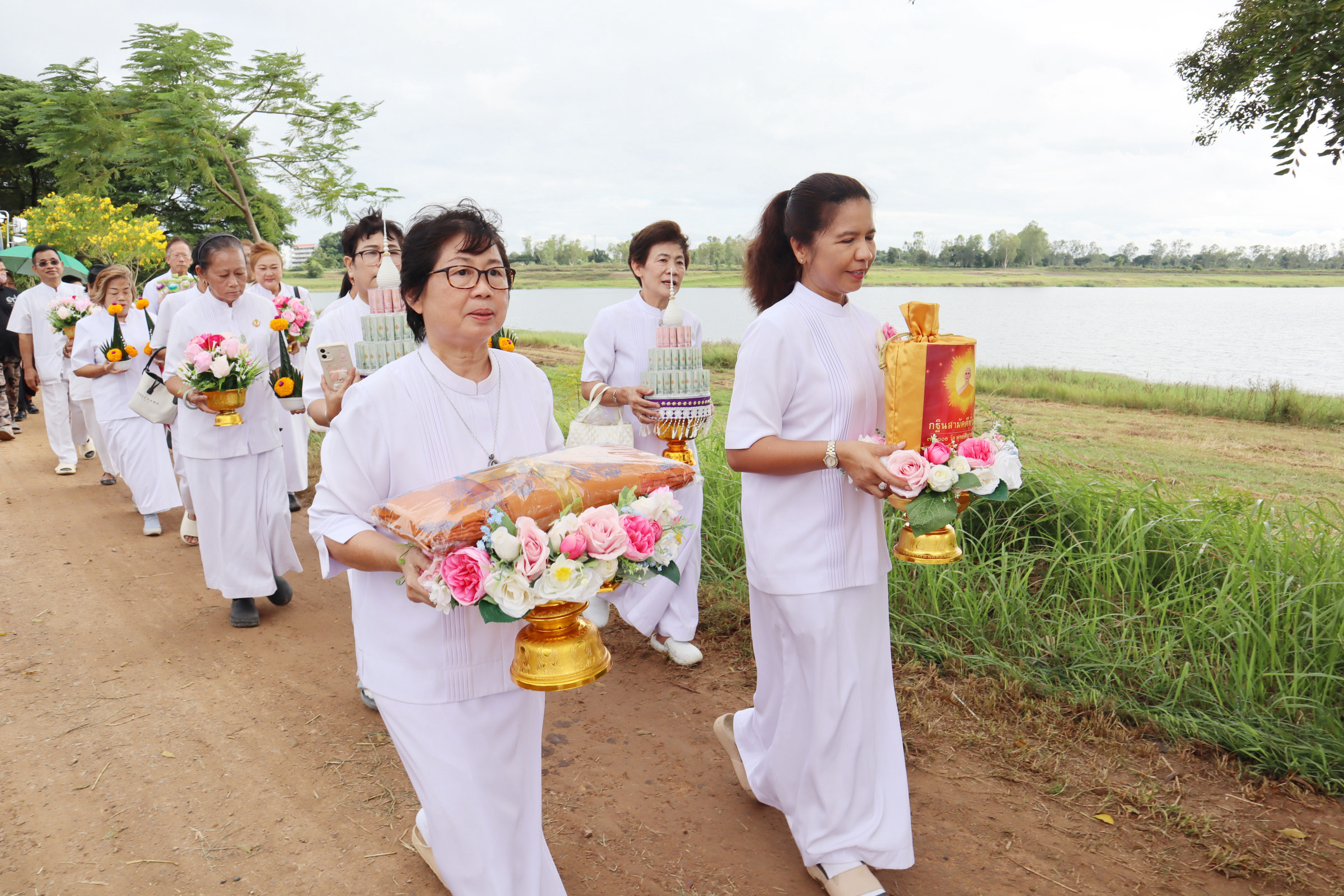 ภาพร่วมขบวนกฐินวัดป่ามงคลสุนาถวนิชย์กุล