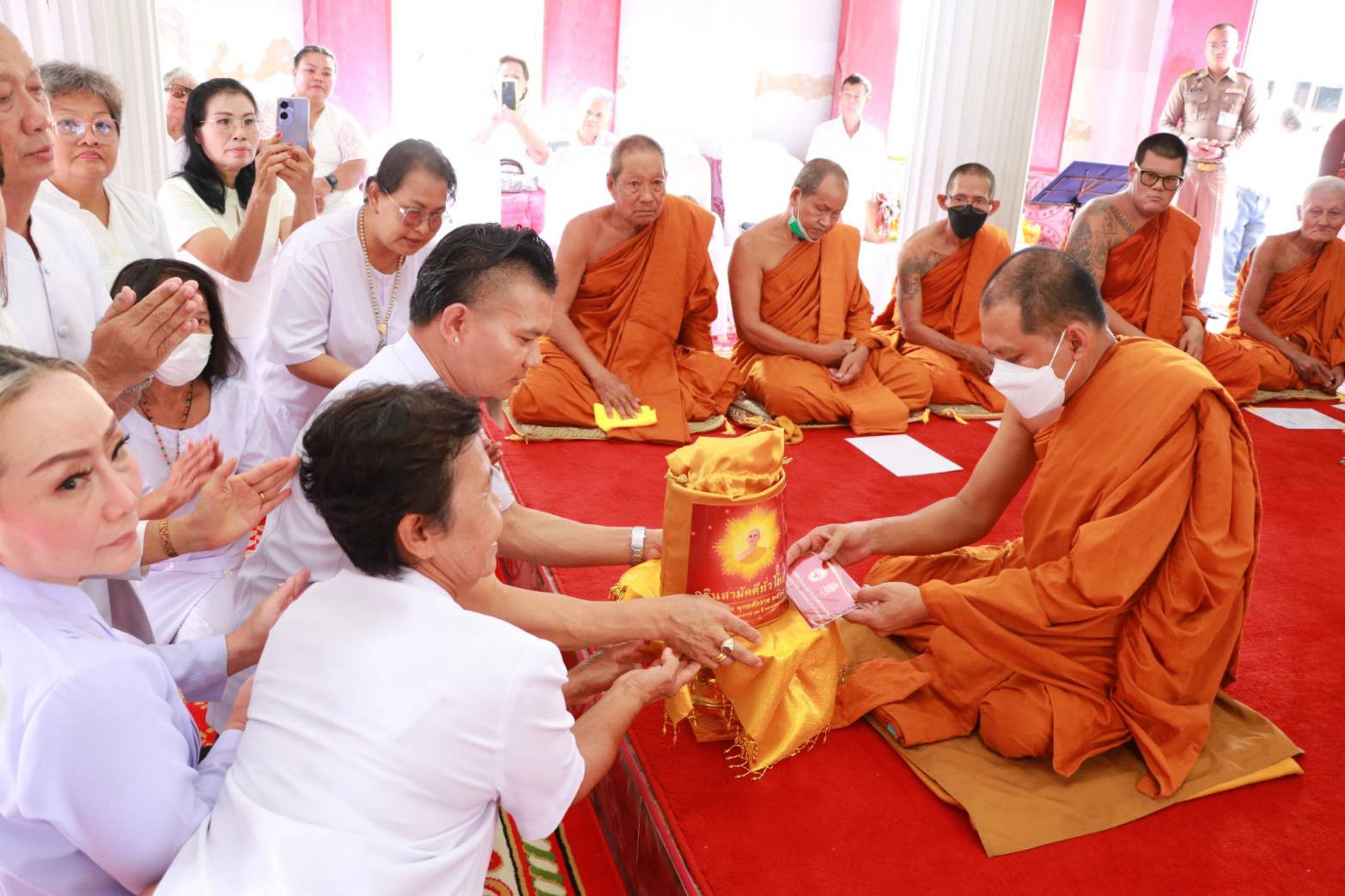 ภาพการถวายปัจจัยวัดนาบุญเฉลิมราษฎร์