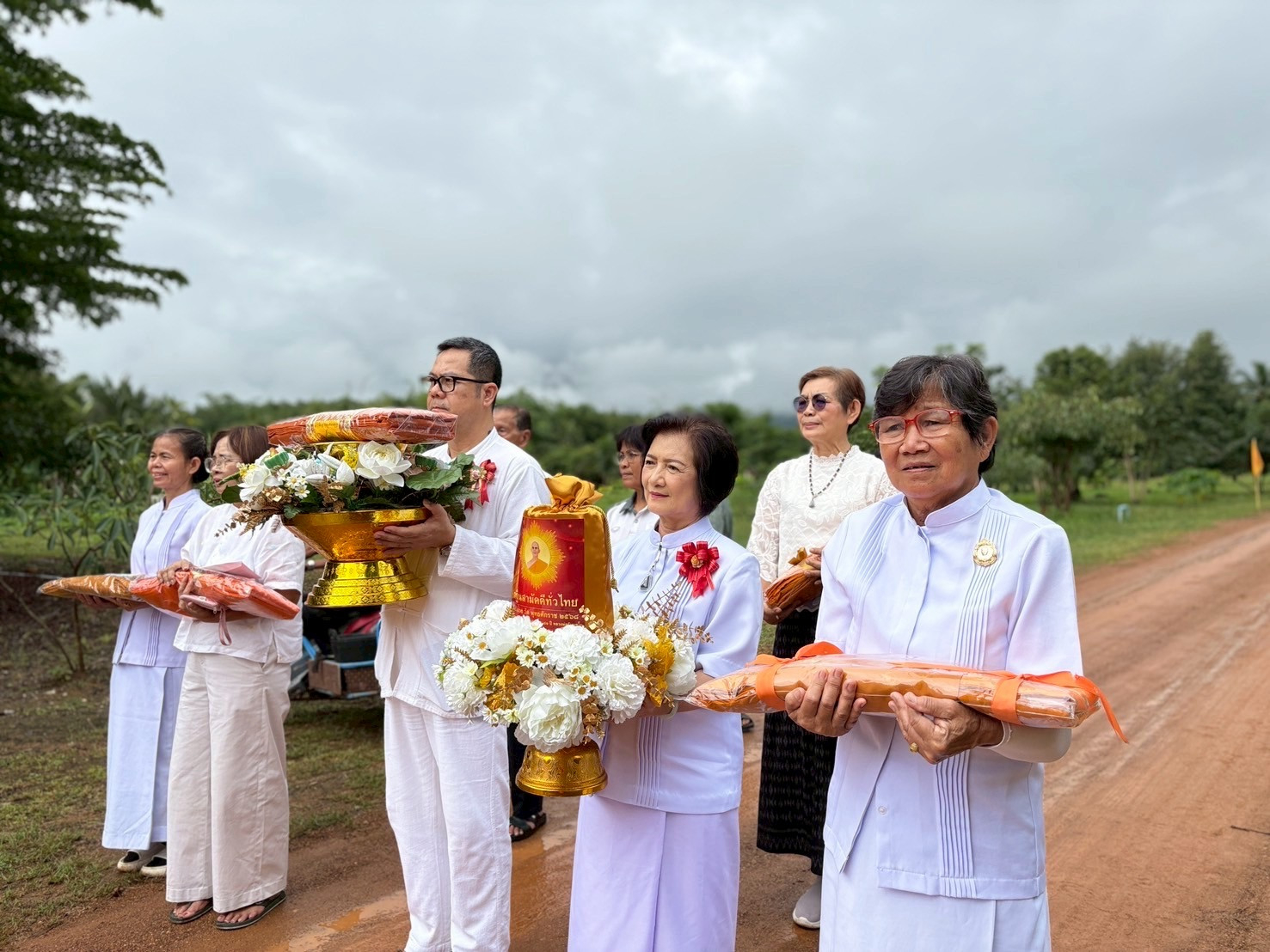 ภาพหมู่ถือพานถวายปัจจัยสำนักศึกษาและปฏิบัติธรรมพระพุทธิวงค์มุนี