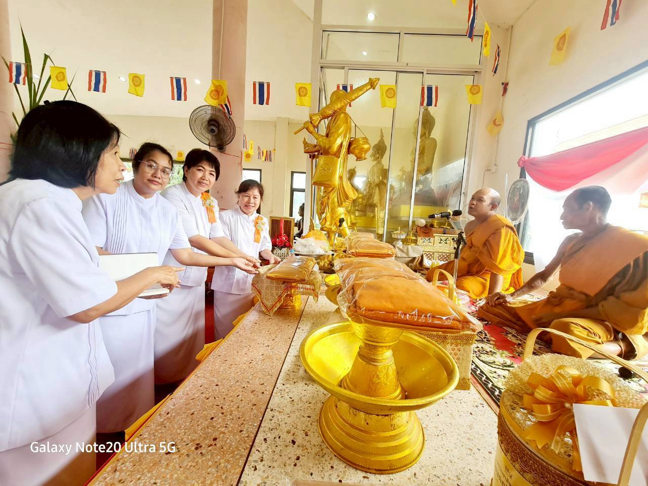 ภาพการถวายปัจจัยวัดบ้านกกจาน