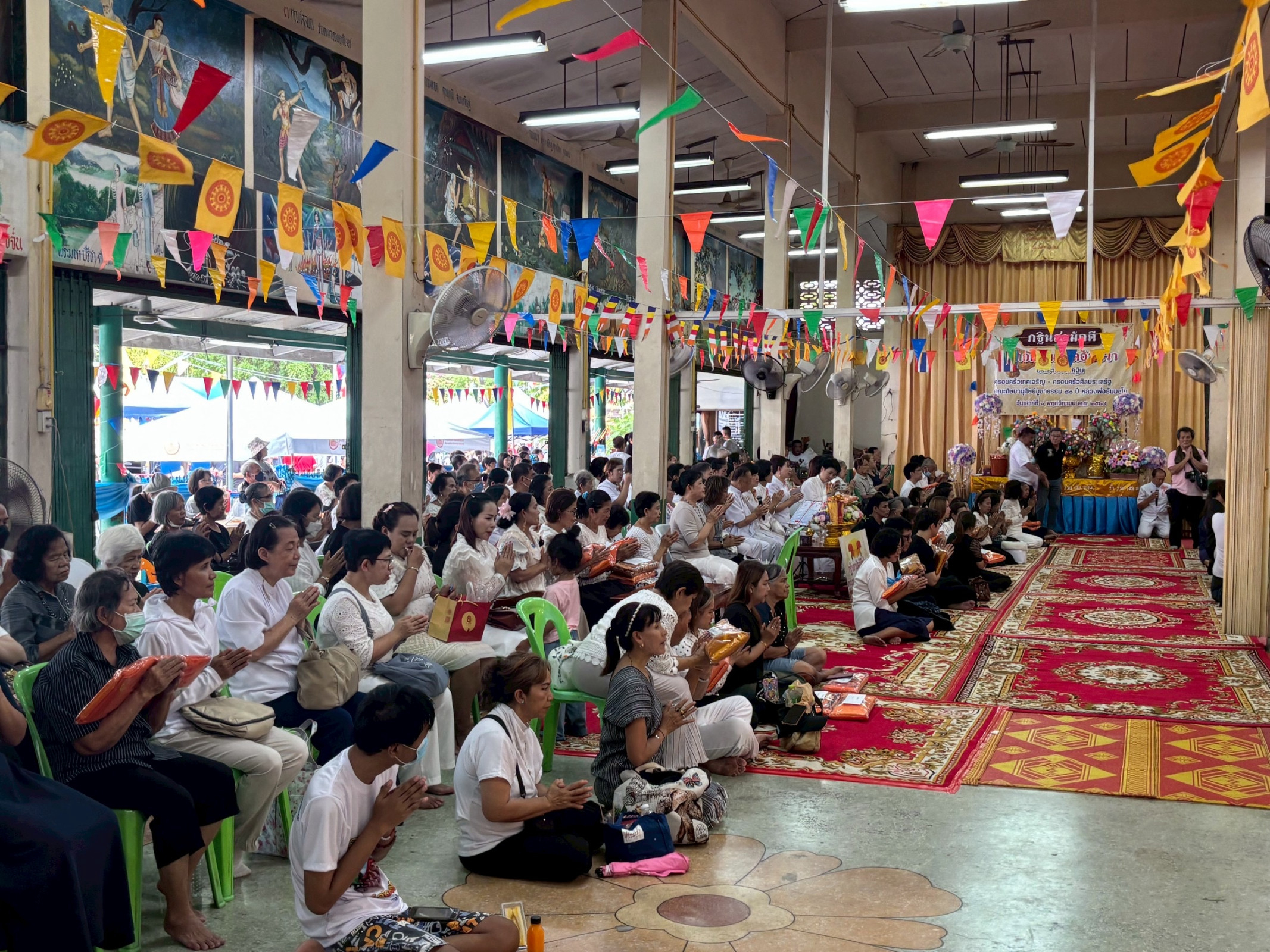 ภาพร่วมพิธีกรรมวัดอัมพวา