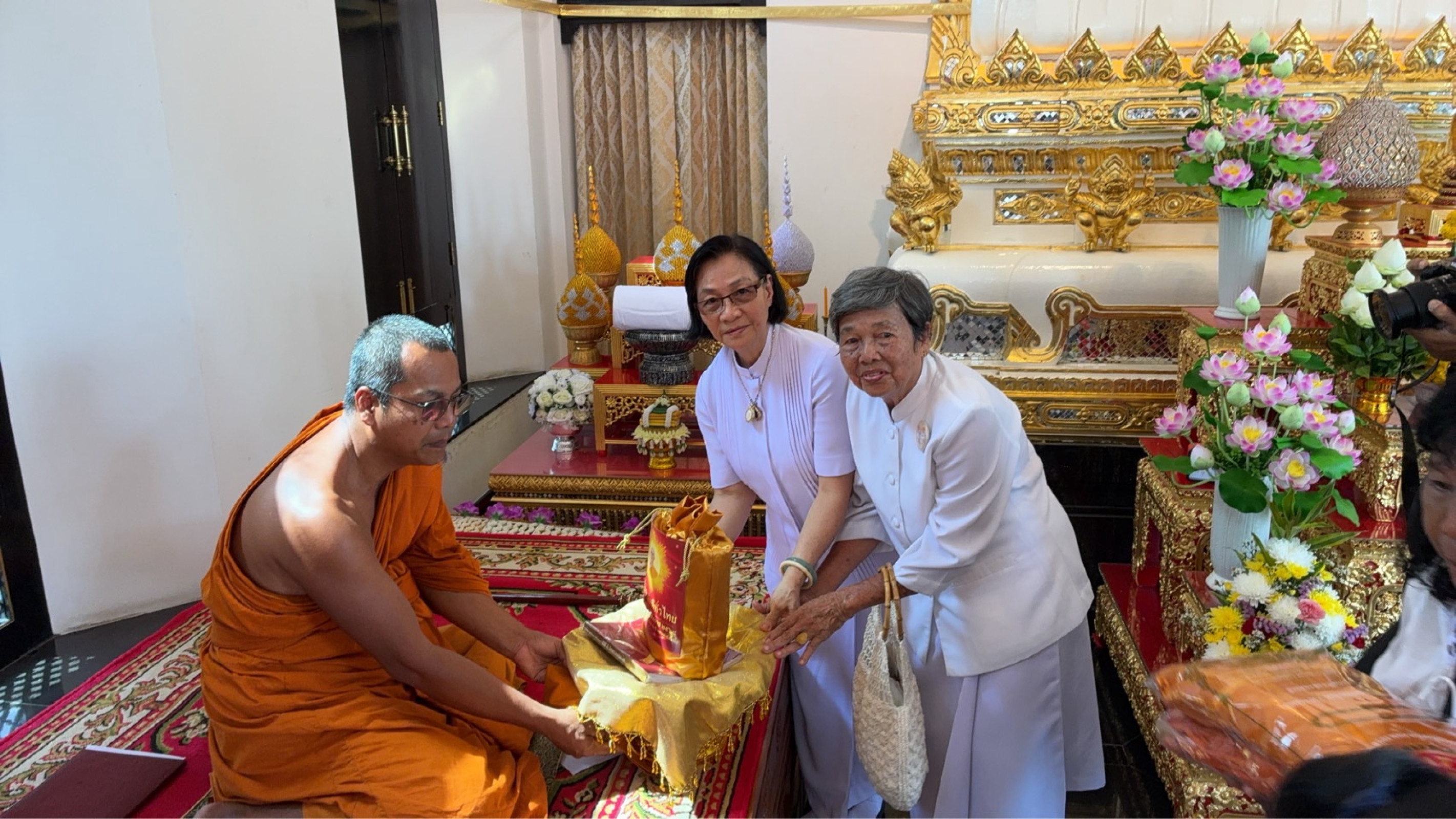 ภาพการถวายปัจจัยวัดจันทร์