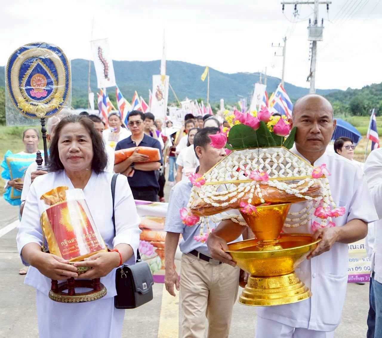 ภาพหมู่ถือพานถวายปัจจัยวัดศรีบุญเรือง
