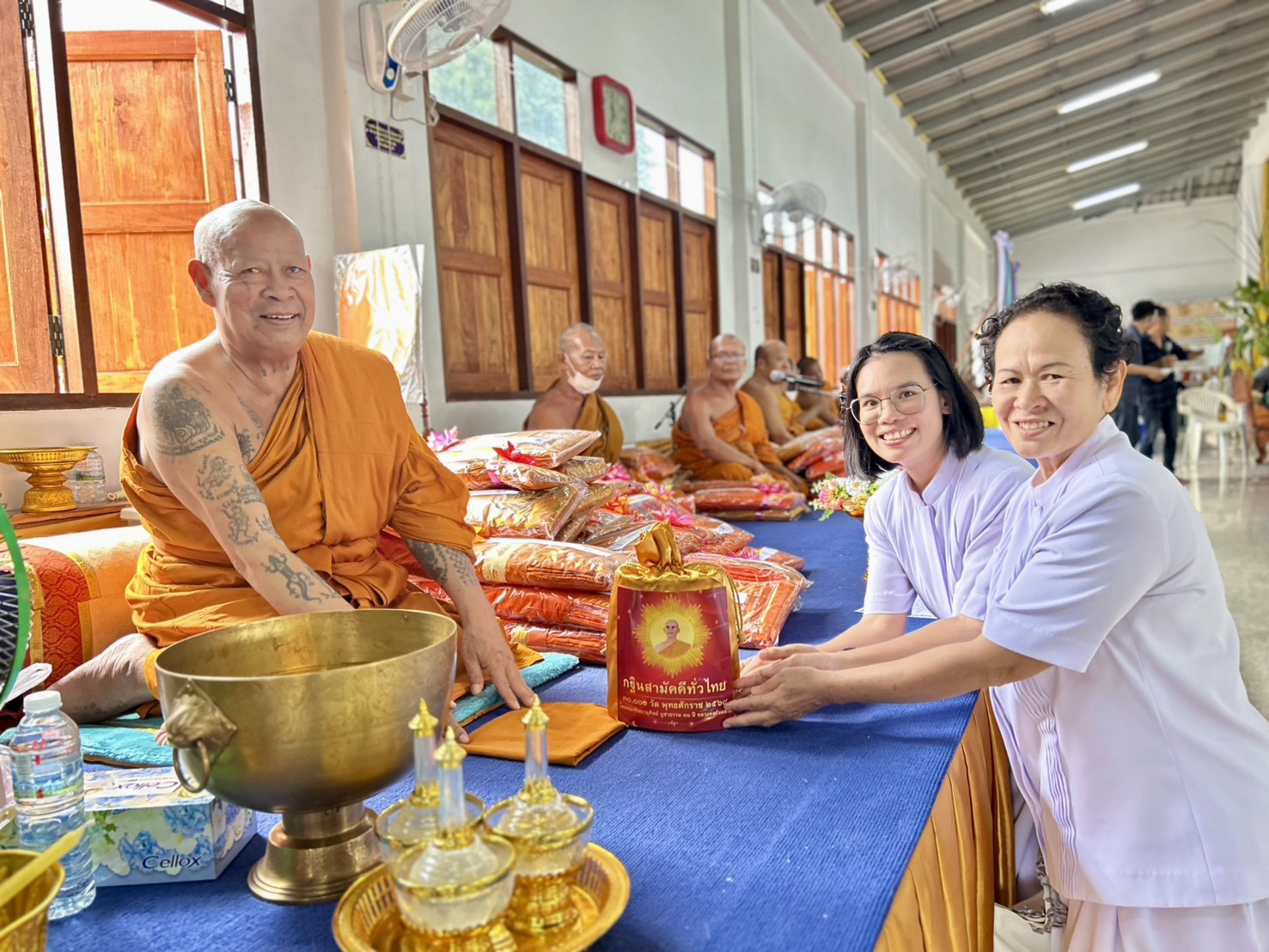 ภาพการถวายปัจจัยวัดหลวงพ่อขาว