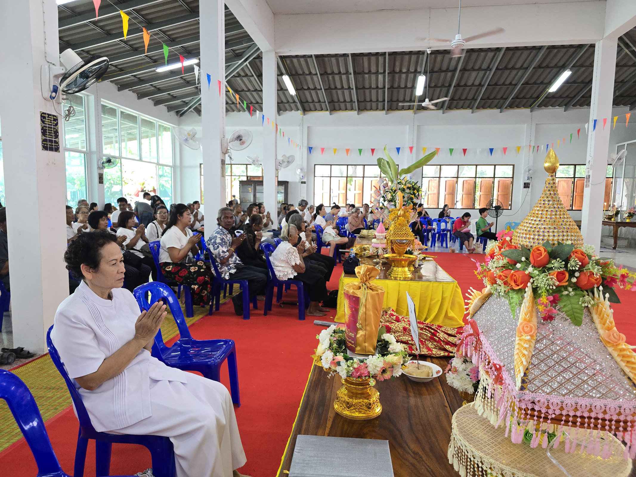 ภาพร่วมพิธีกรรมวัดหลวงพ่อขาว