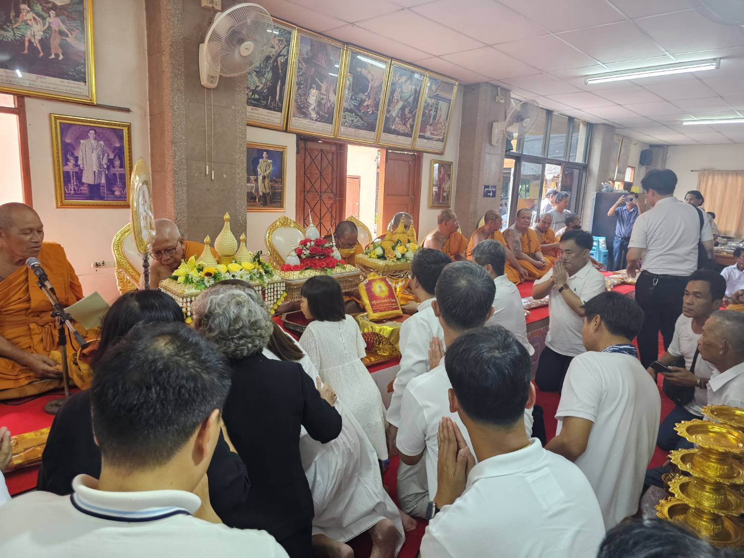 ภาพหมู่ถือพานถวายปัจจัยวัดตนุ