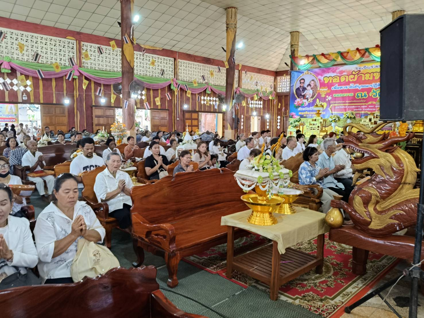 ภาพหมู่ถือพานถวายปัจจัยวัดบางสาม