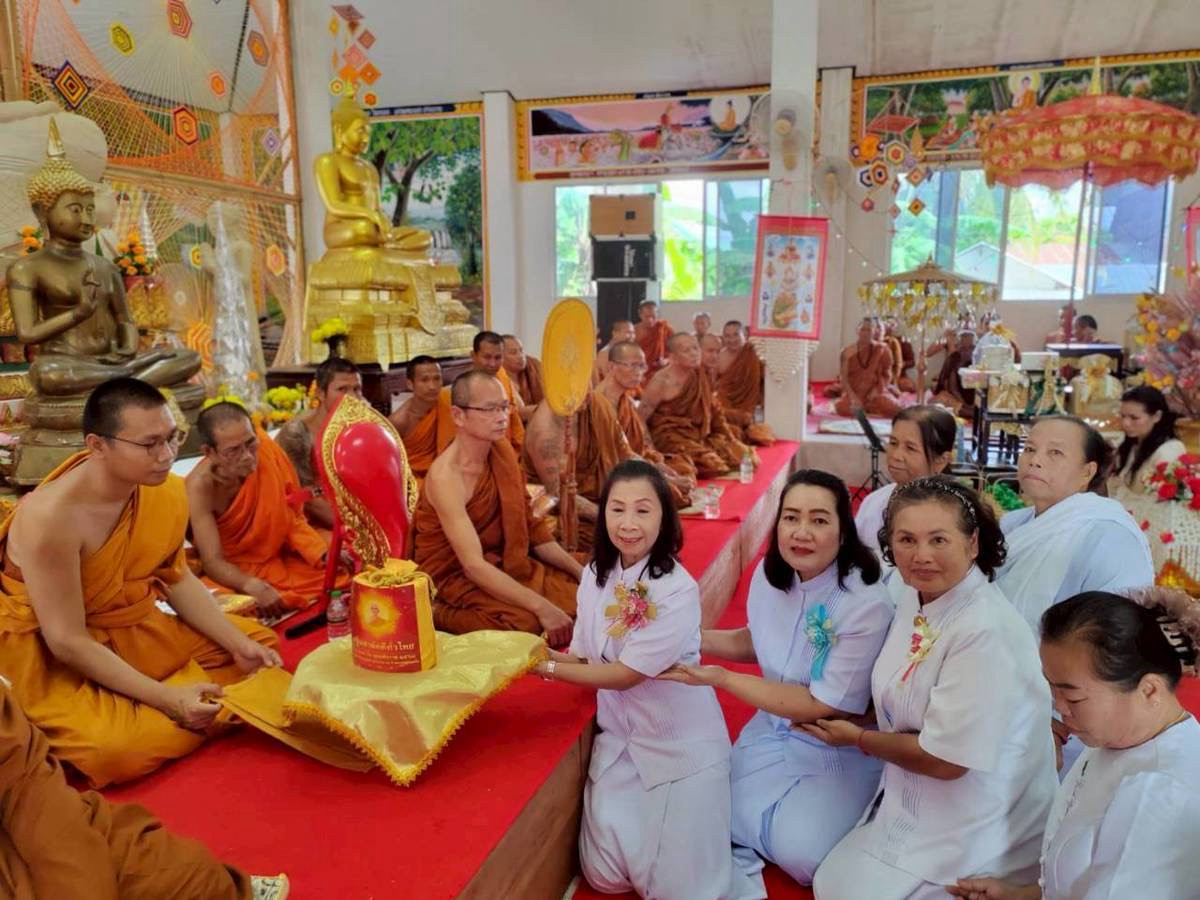 ภาพการถวายปัจจัยวัดโพธิ์ศิลา