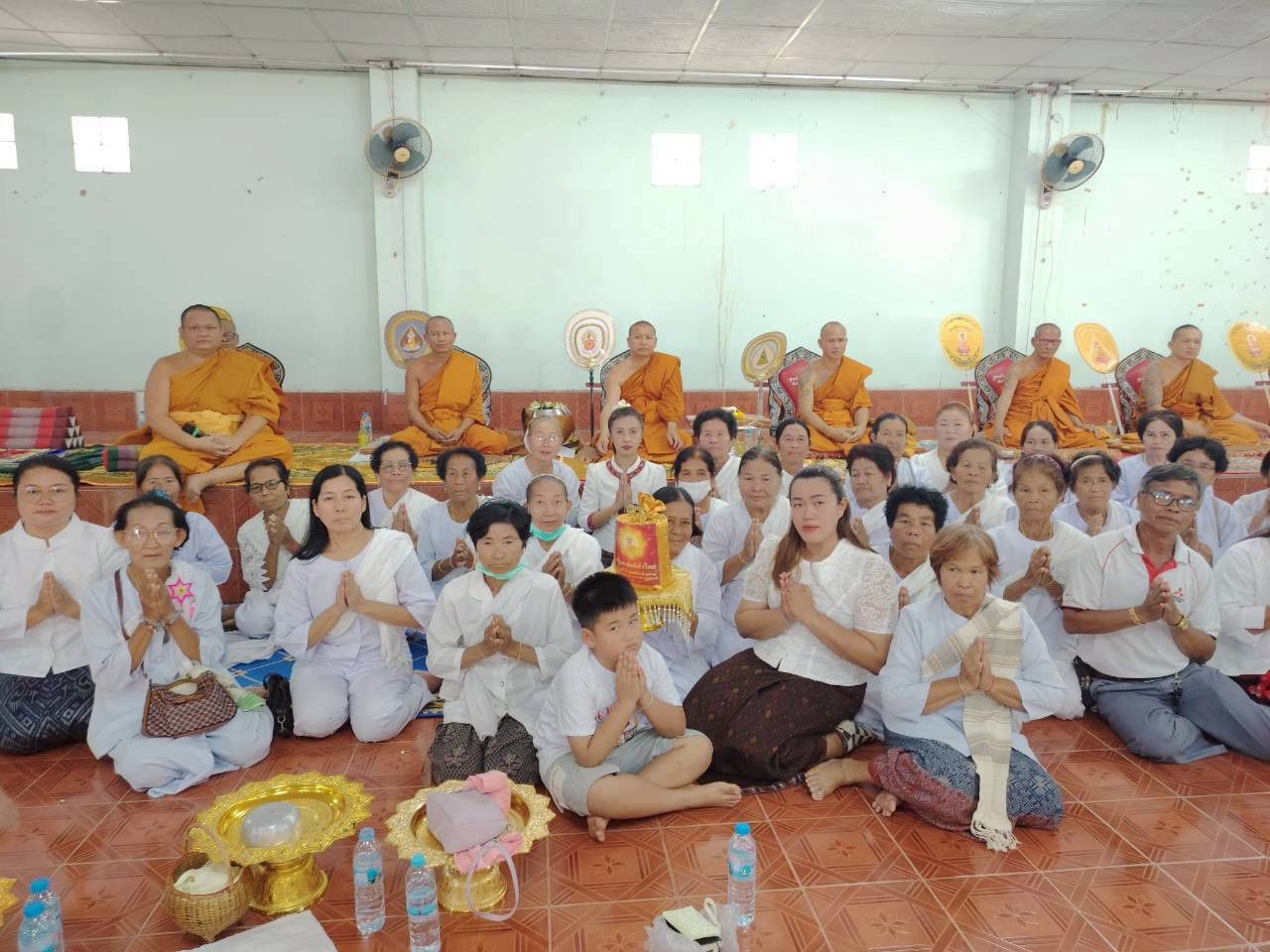 ภาพหมู่ถือพานถวายปัจจัยวัดบ้านโนนหัวเขื่อน