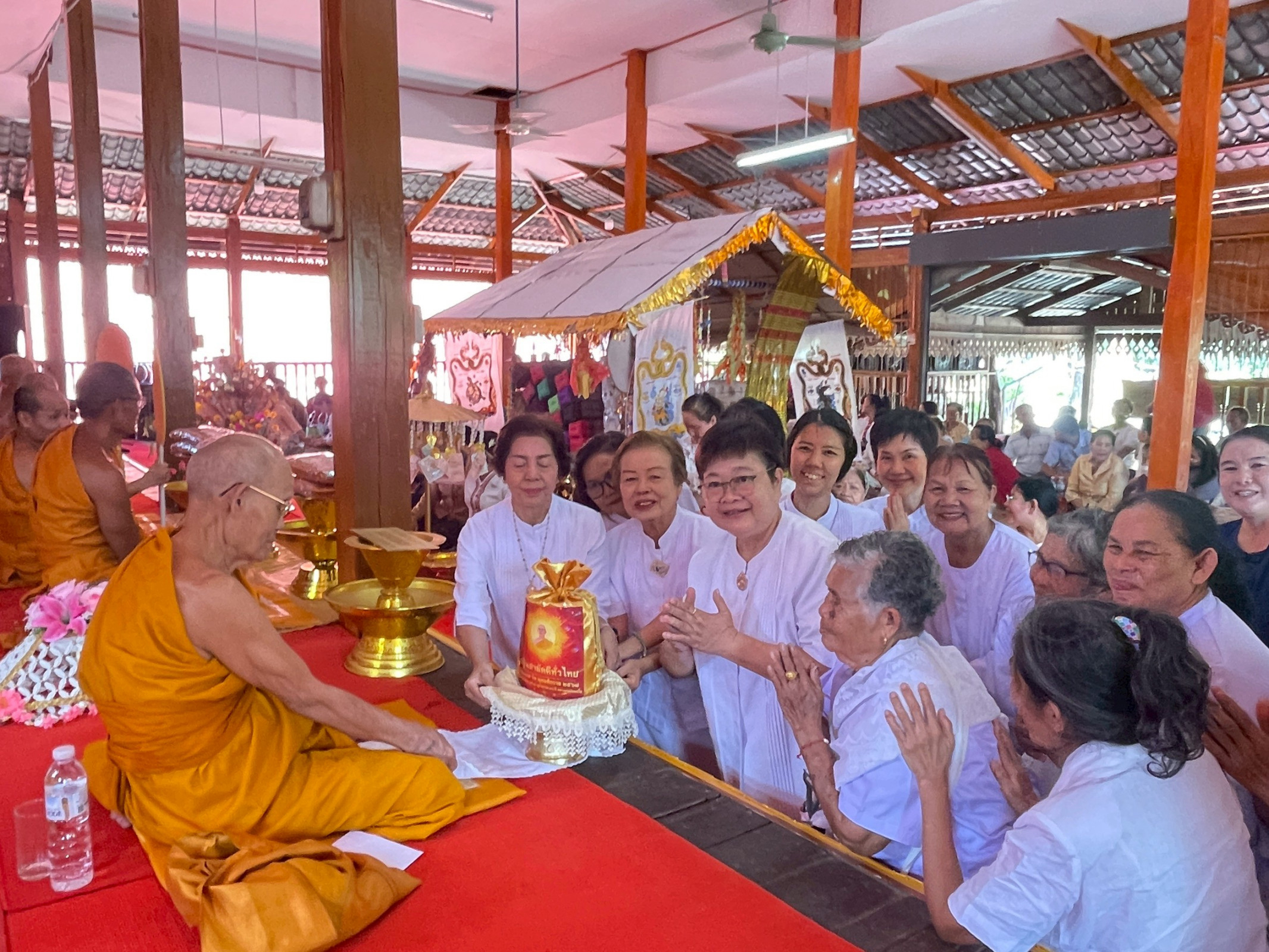 ภาพการถวายปัจจัยวัดสุวรรณาราม