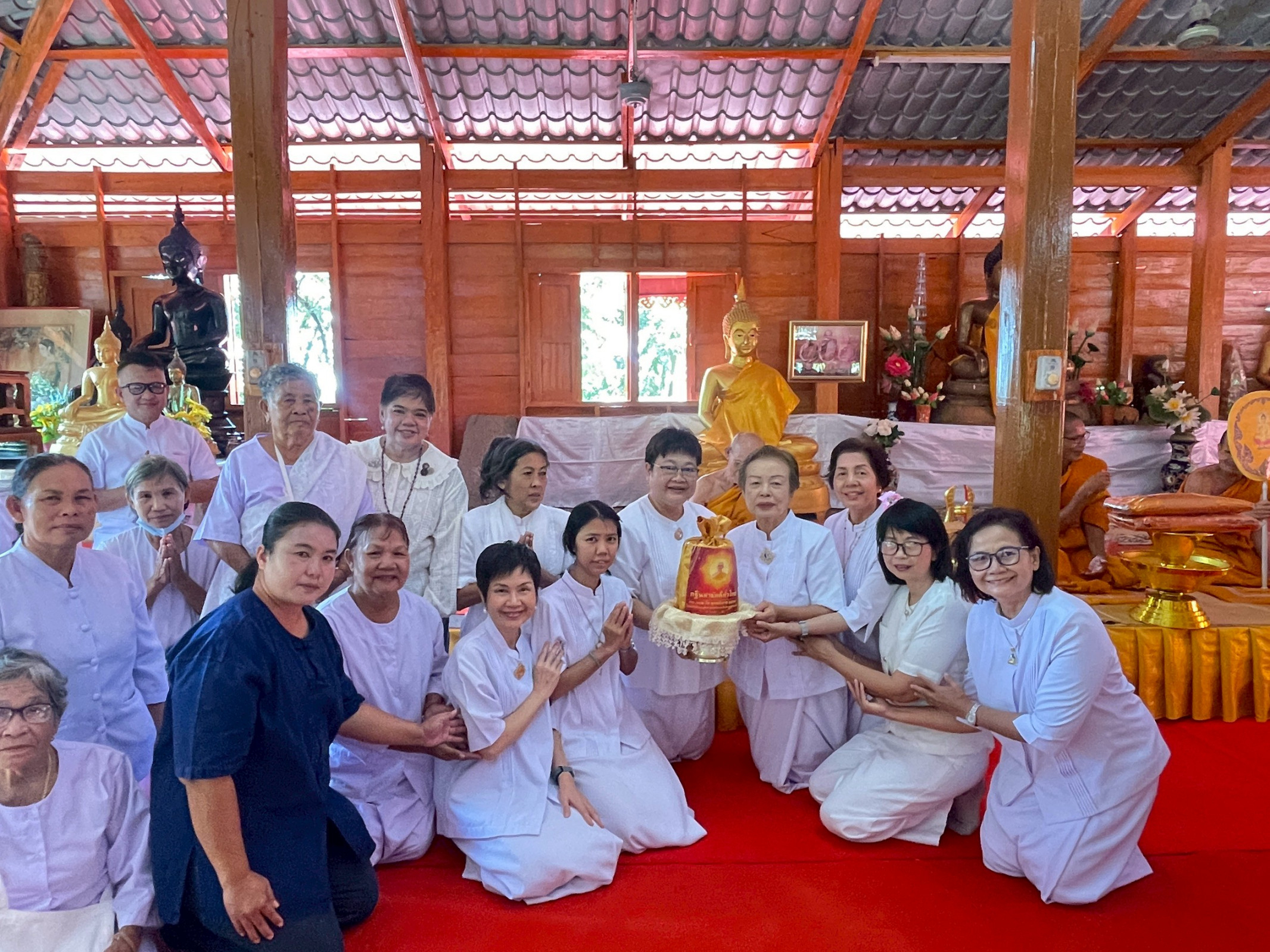 ภาพหมู่ถือพานถวายปัจจัยวัดสุวรรณาราม