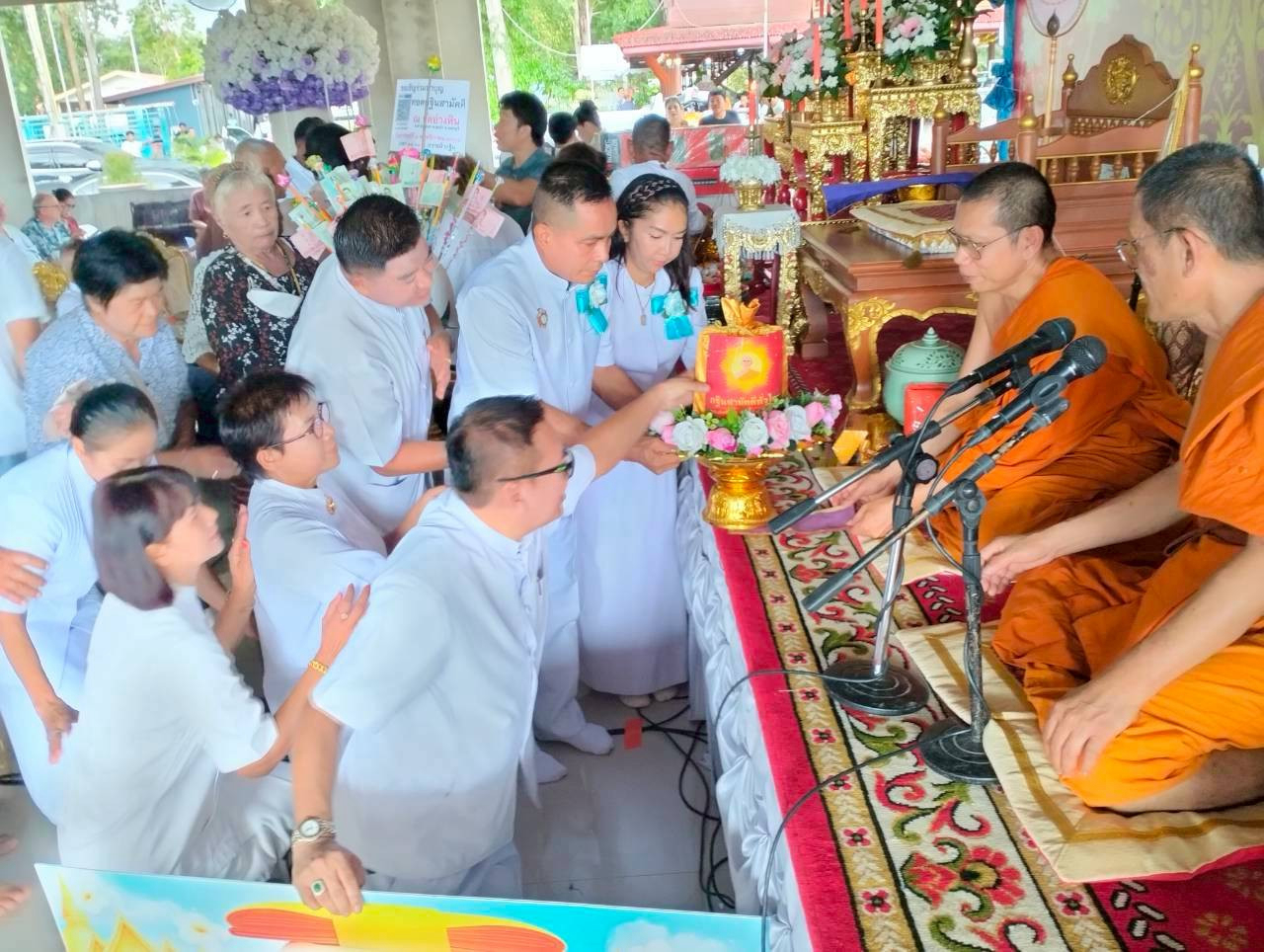 ภาพร่วมพิธีกรรมวัดอ่างหิน