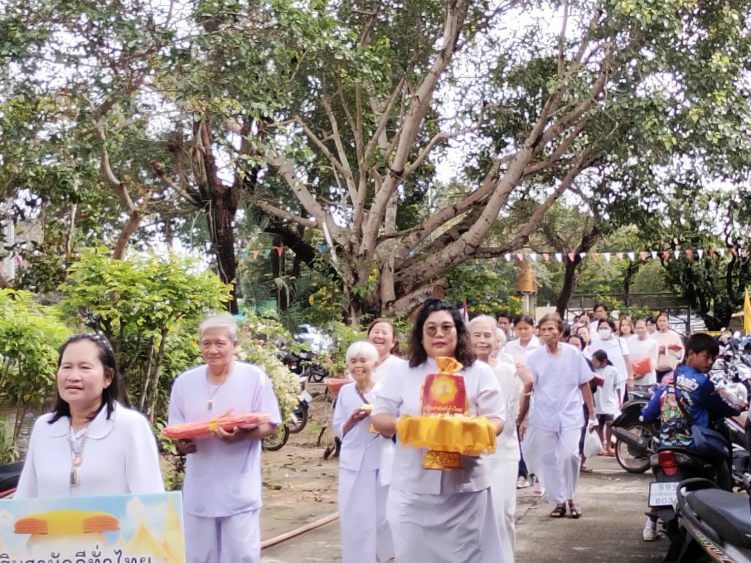 ภาพหมู่ถือพานถวายปัจจัยวัดหนองผักนาก