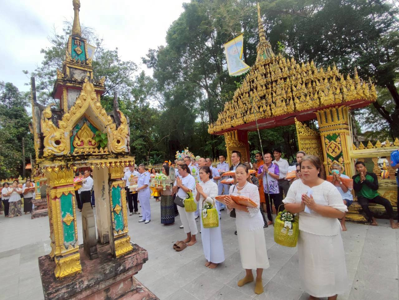 ภาพร่วมพิธีกรรมวัดแหลมกลัด