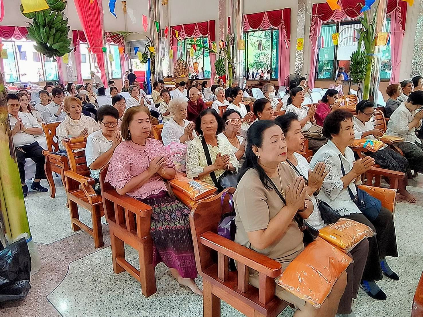 ภาพร่วมพิธีกรรมวัดโนนสะอาด