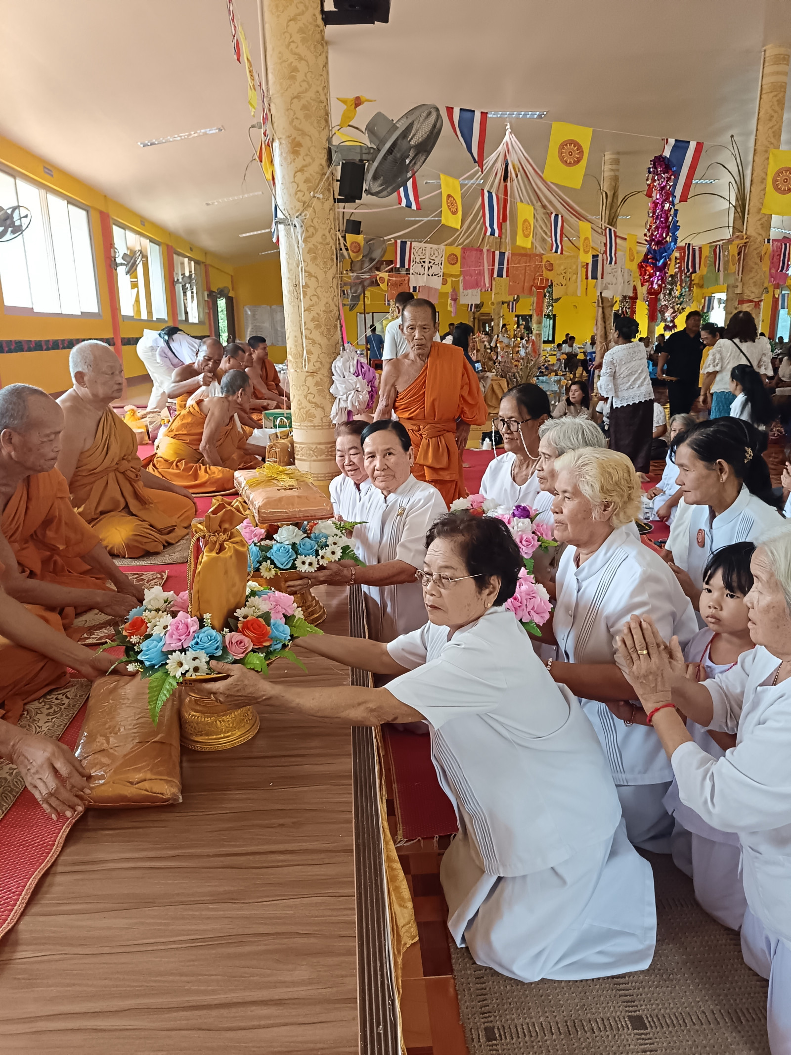 ภาพหมู่ถือพานถวายปัจจัยสำนักสงฆ์คลองมะเดื่อ