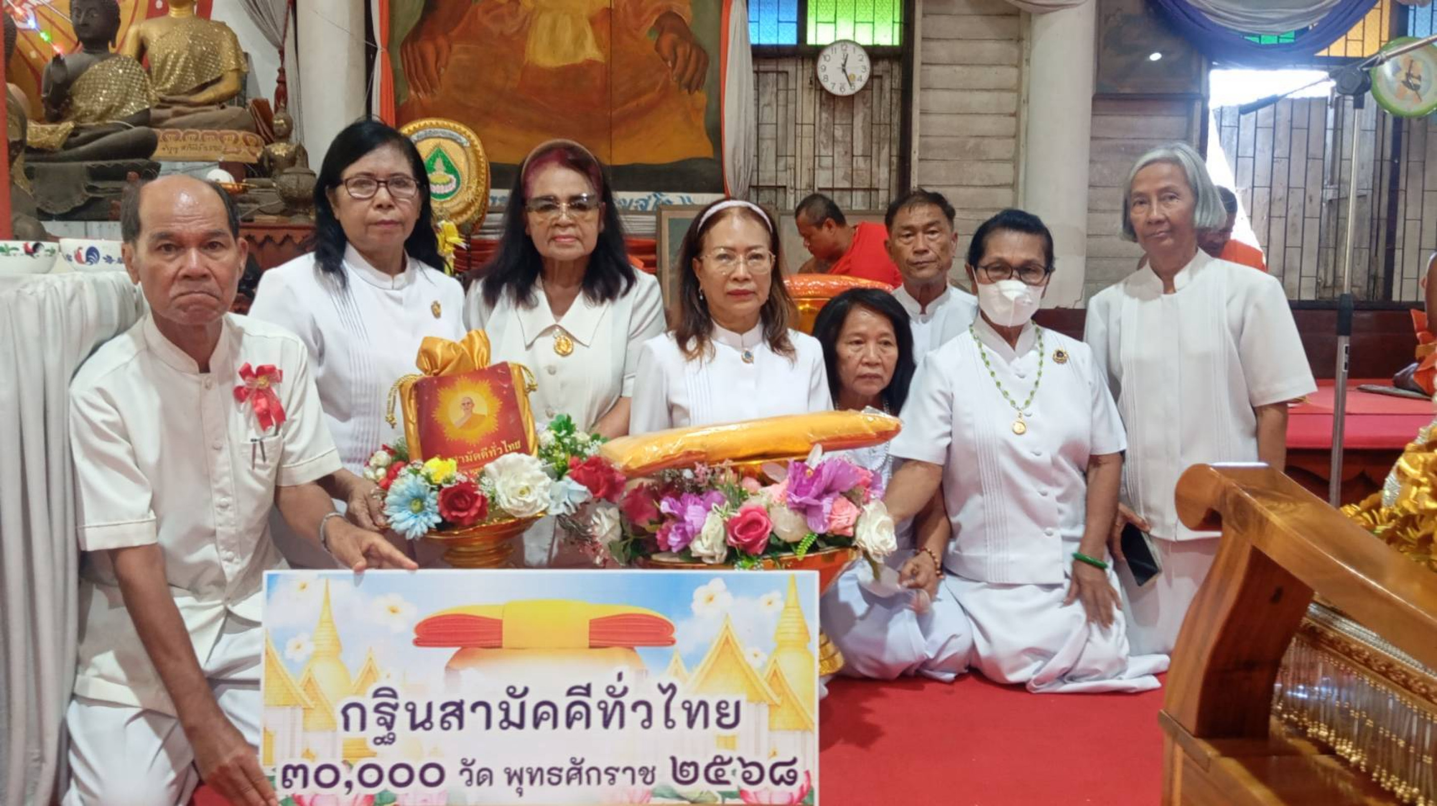 ภาพหมู่ถือพานถวายปัจจัยวัดเลียบ
