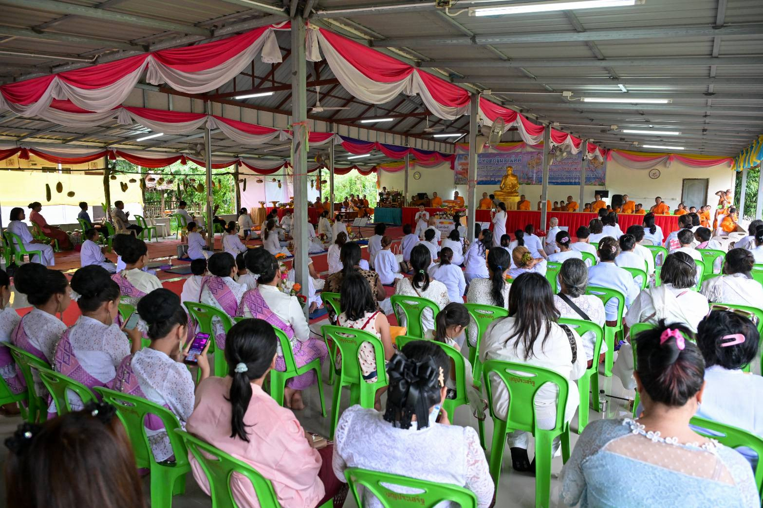 ภาพร่วมพิธีกรรมศูนย์ปฏิบัติธรรมคำเขื่อนแก้วจังหวัดอุบลราชธานี
