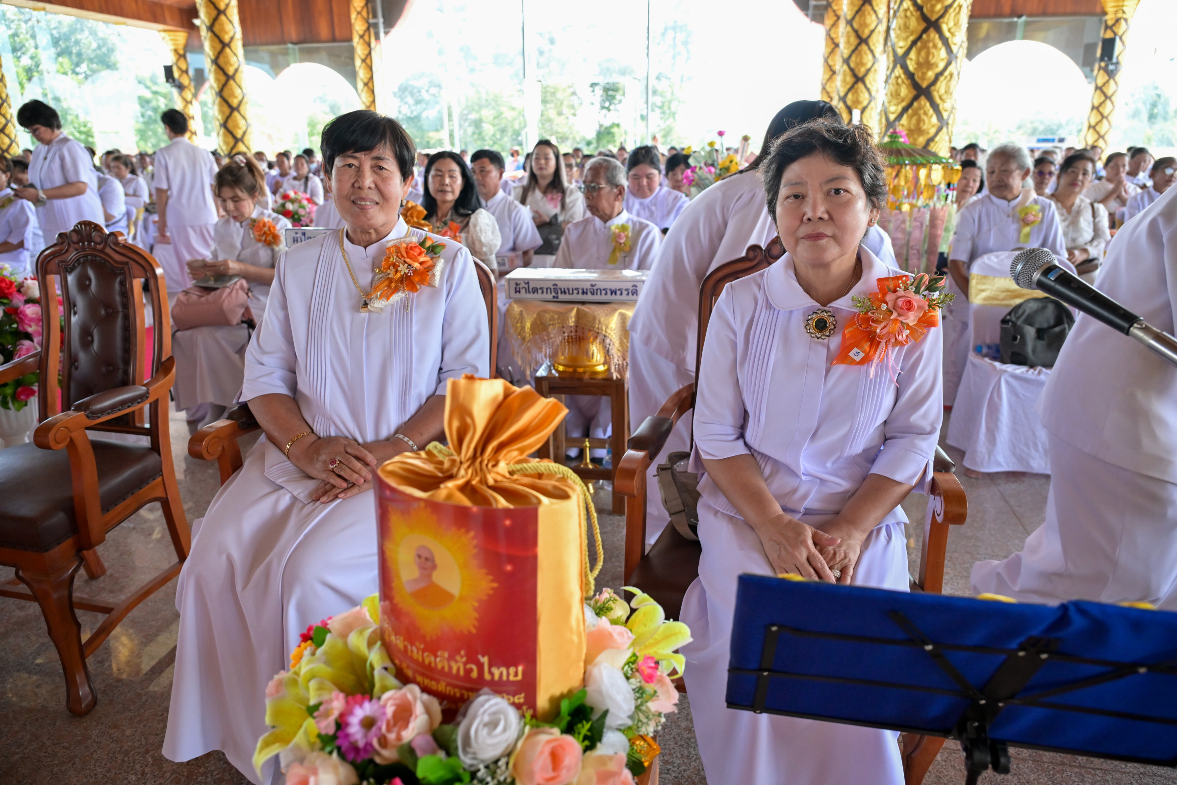 ภาพหมู่ถือพานถวายปัจจัยธุดงคสถานอุบลราชธานี