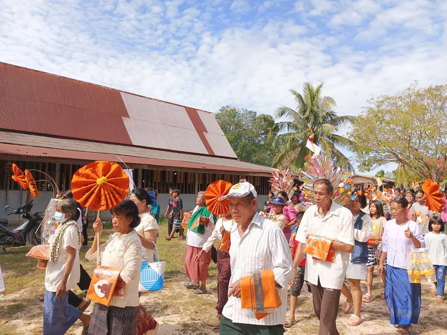 ภาพร่วมขบวนกฐินวัดดงแถบ