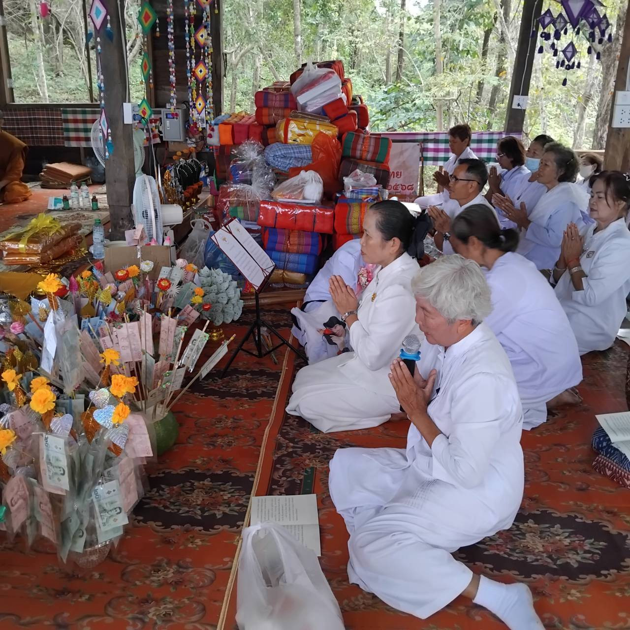 ภาพการถวายปัจจัยที่พักสงฆ์ภูส่องดาว