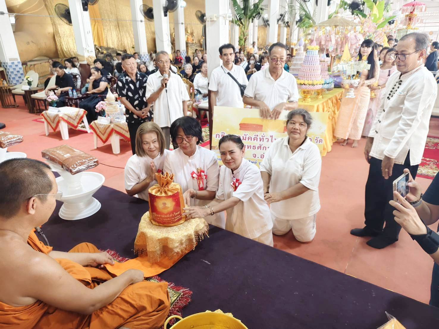 ภาพการถวายปัจจัยวัดท้ายย่าน
