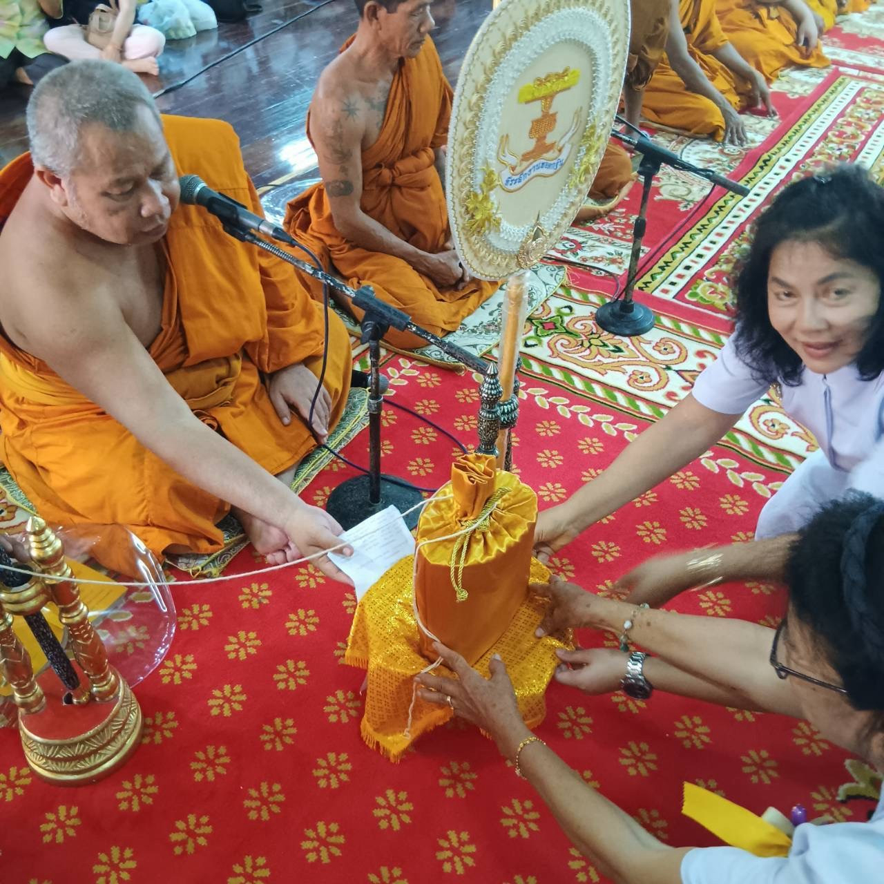 ภาพการถวายปัจจัยวัดสระพัง