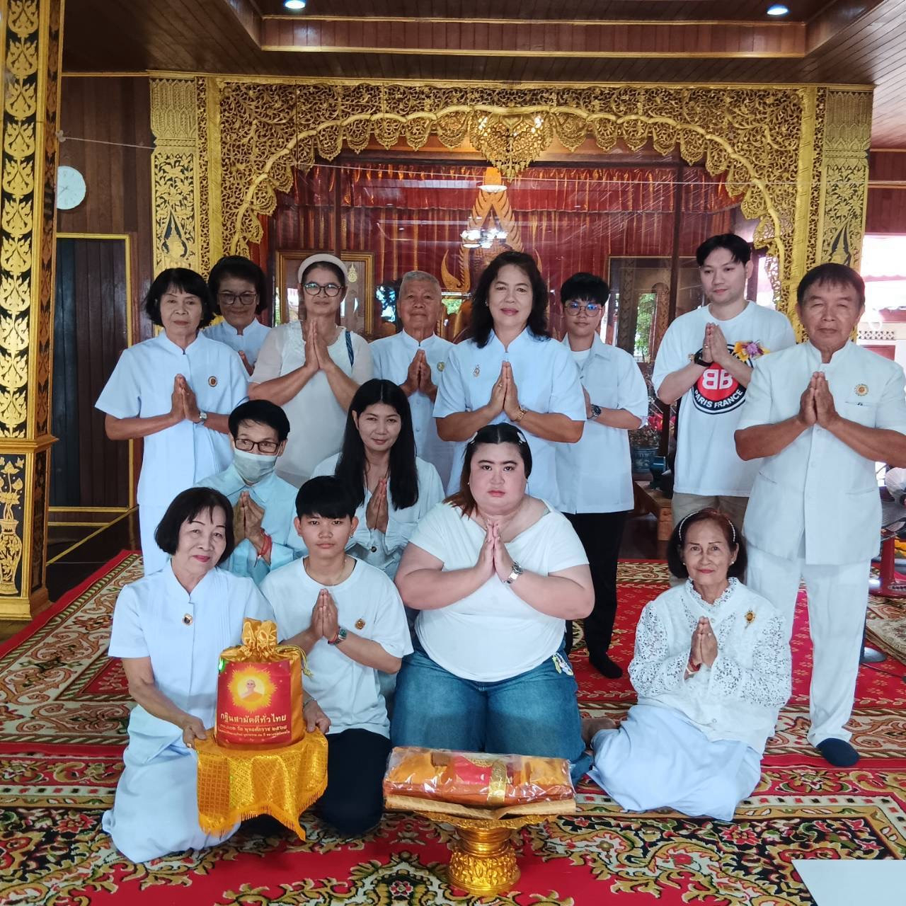 ภาพหมู่ถือพานถวายปัจจัยวัดสระพัง