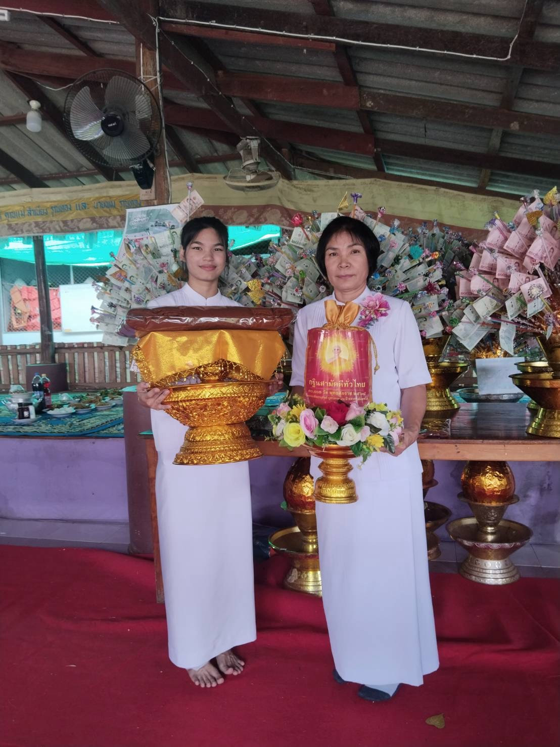 ภาพหมู่ถือพานถวายปัจจัยวัดวังหิน