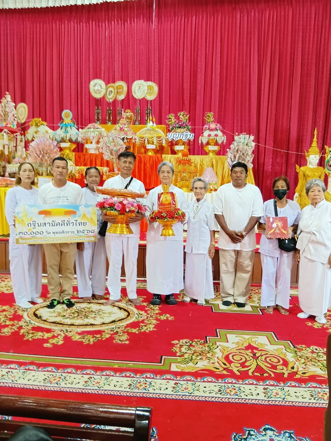 ภาพหมู่ถือพานถวายปัจจัยวัดท่าสุวรรณ