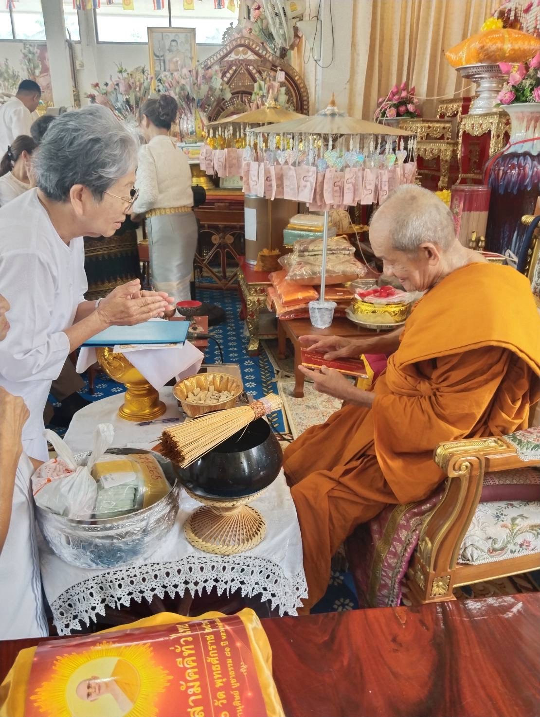 ภาพหมู่ถือพานถวายปัจจัยวัดคลองขนอน