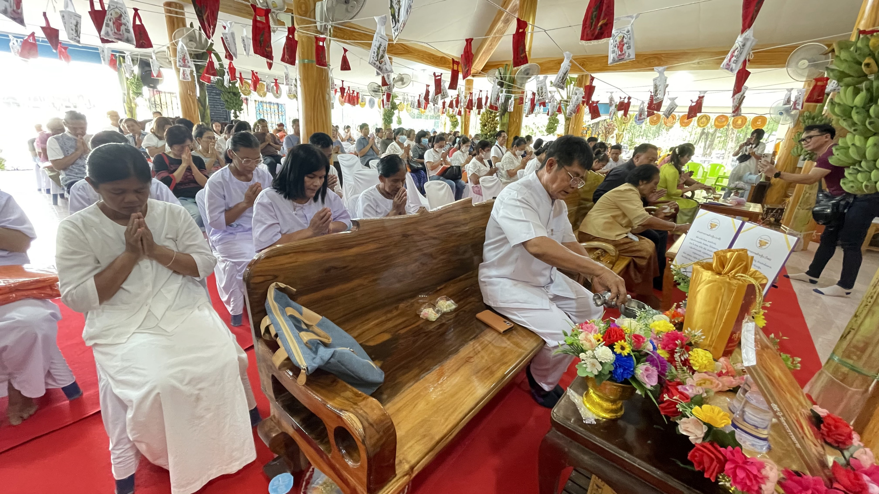 ภาพร่วมพิธีกรรมวัดดงเชือกพันเจริญ