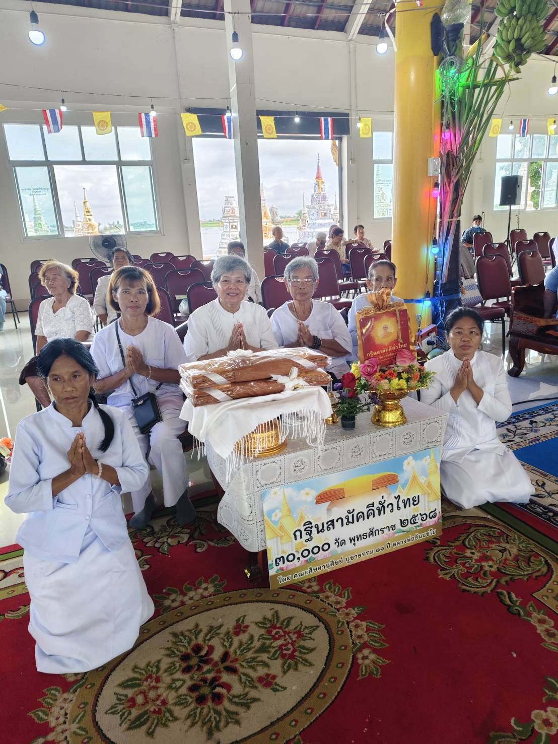 ภาพหมู่ถือพานถวายปัจจัยวัดโคกเจ็ดลูก