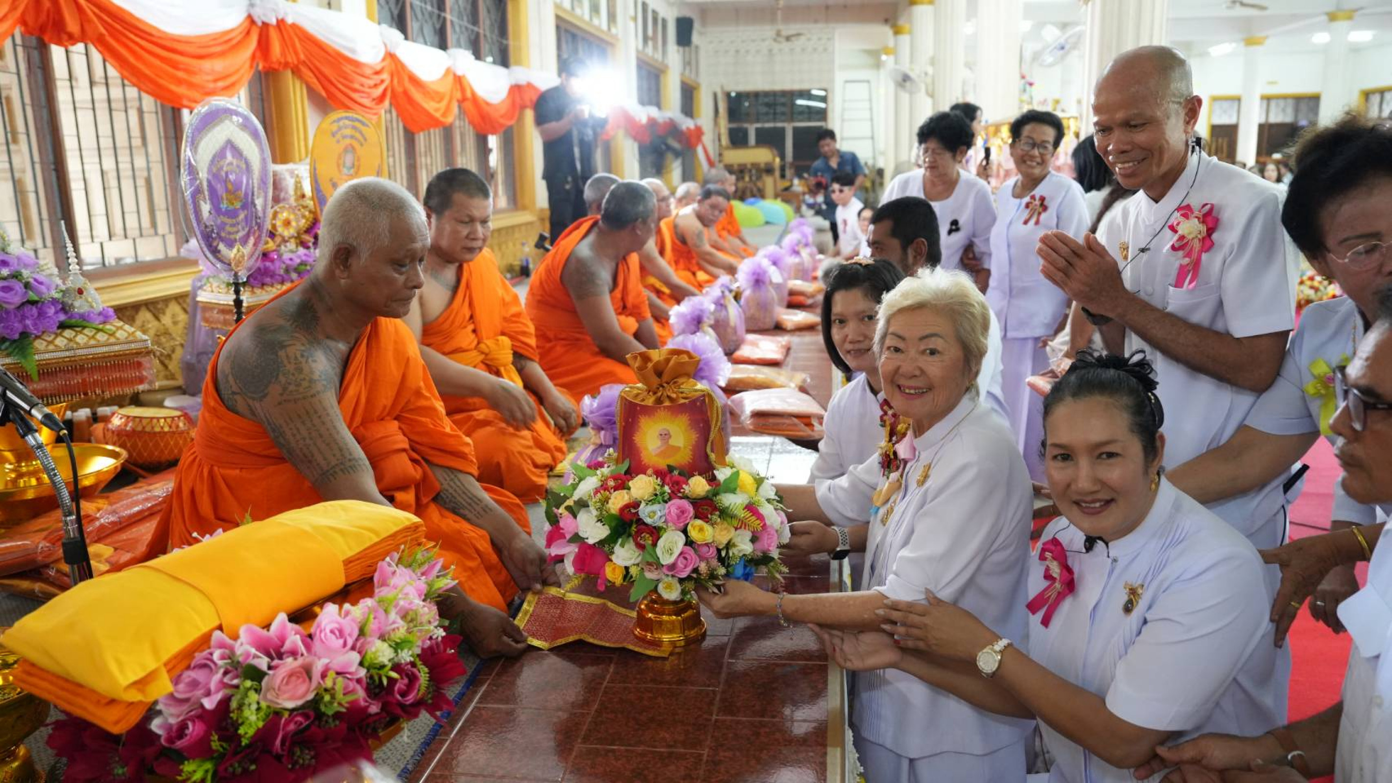 ภาพการถวายปัจจัยวัดดงพระราม