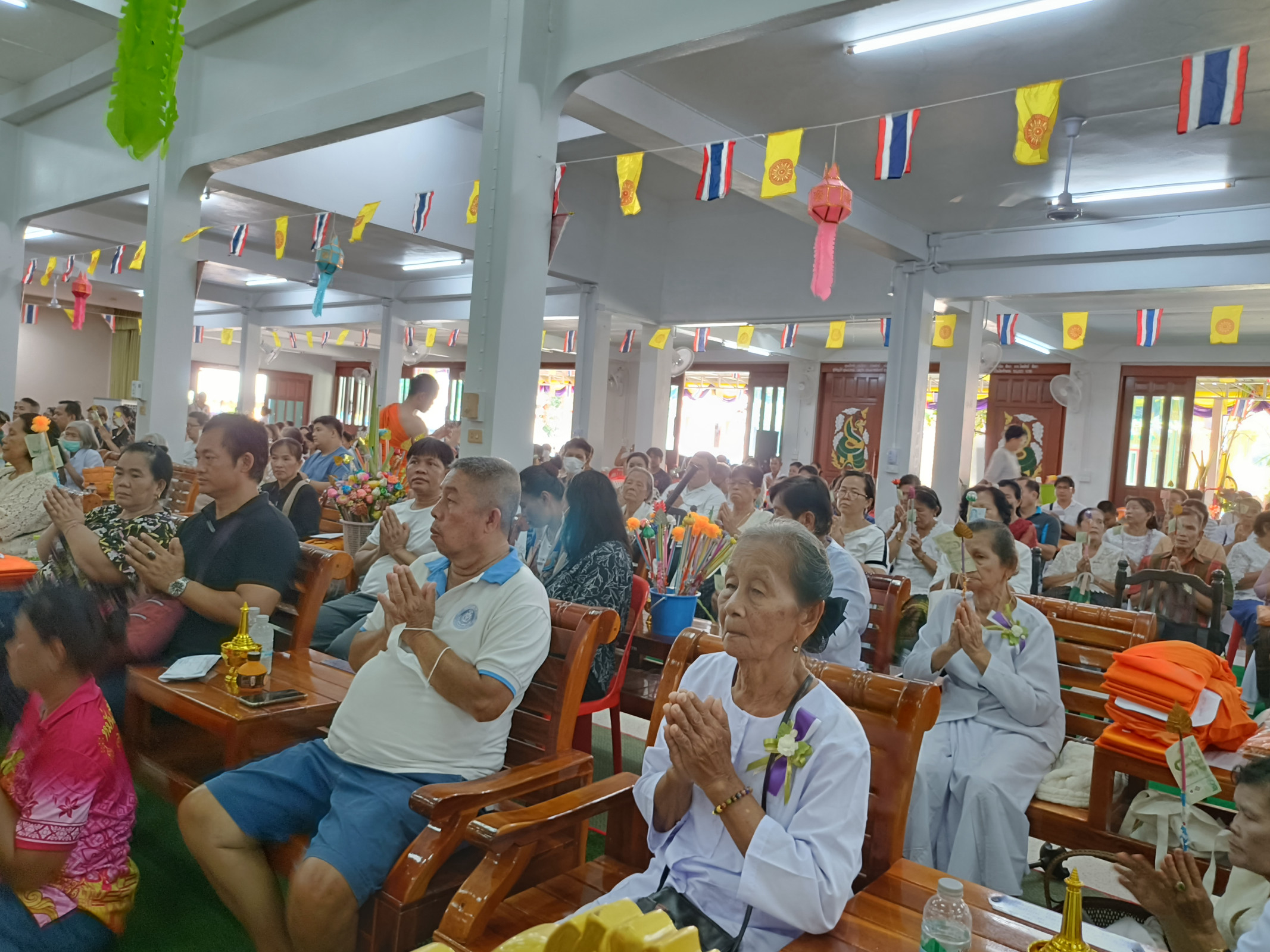 ภาพร่วมพิธีกรรมวัดเกาะแดง