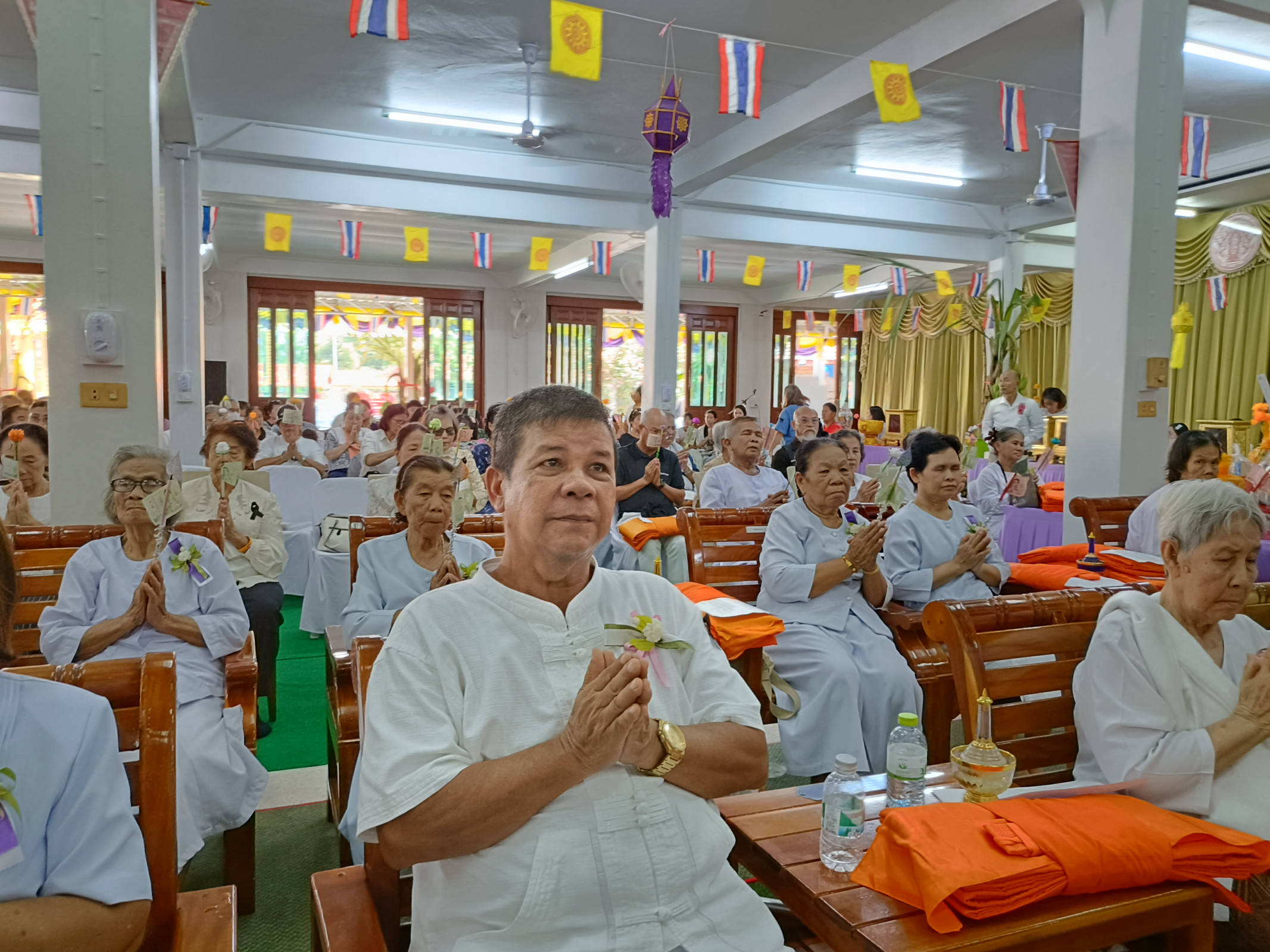 ภาพร่วมพิธีกรรมวัดเกาะแดง