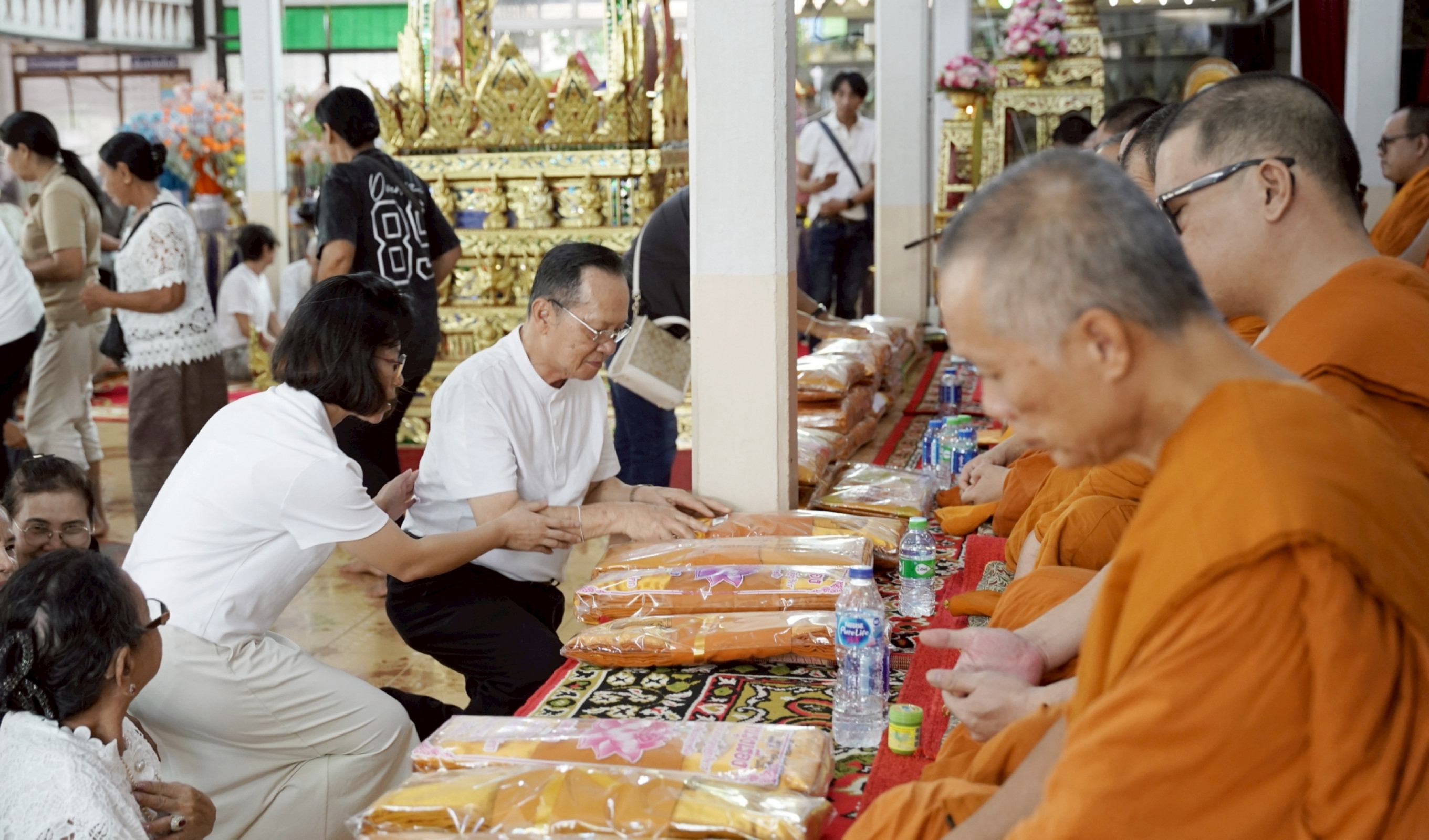 ภาพร่วมพิธีกรรมวัดมงคลเทพาราม